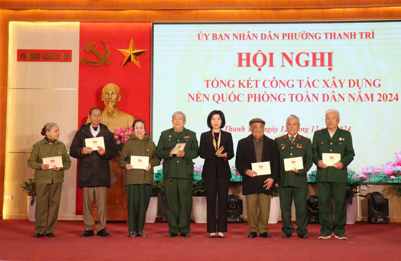 Phó Chủ tịch Thường trực HĐND thành phố Hà Nội Phùng Thị Hồng Hà tặng quà các gia đình chính sách
