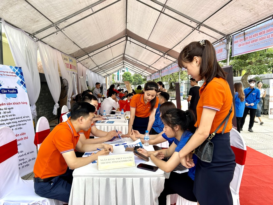 Các đơn vị tuyển dụng tư vấn việc làm cho người lao động trên địa bàn huyện Ứng Hòa
