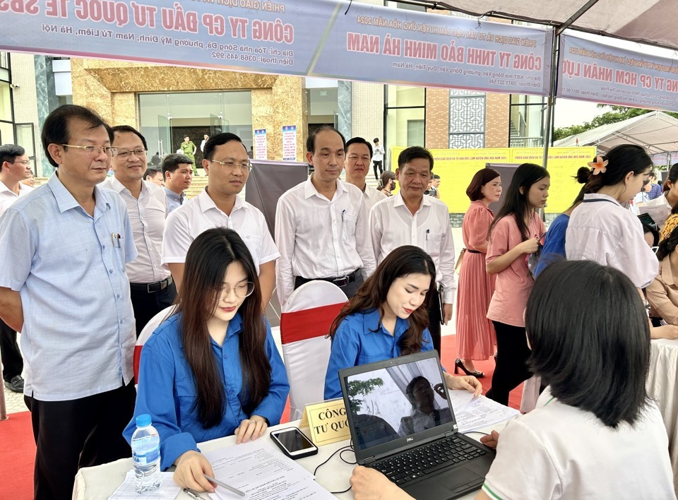 các đồng chí lãnh đạo Sở Lao động - Thương binh&xã hội thành phố và lãnh đạo huyện tại các phiên giao dịch