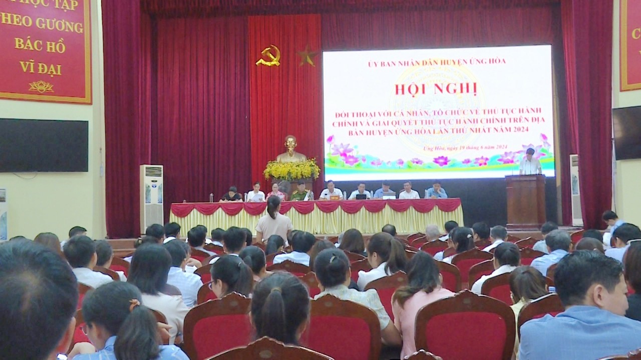 Lãnh đạo UBND huyện Ứng Hòa đối thoại với cá nhân, tổ chức về thủ tục hành chính