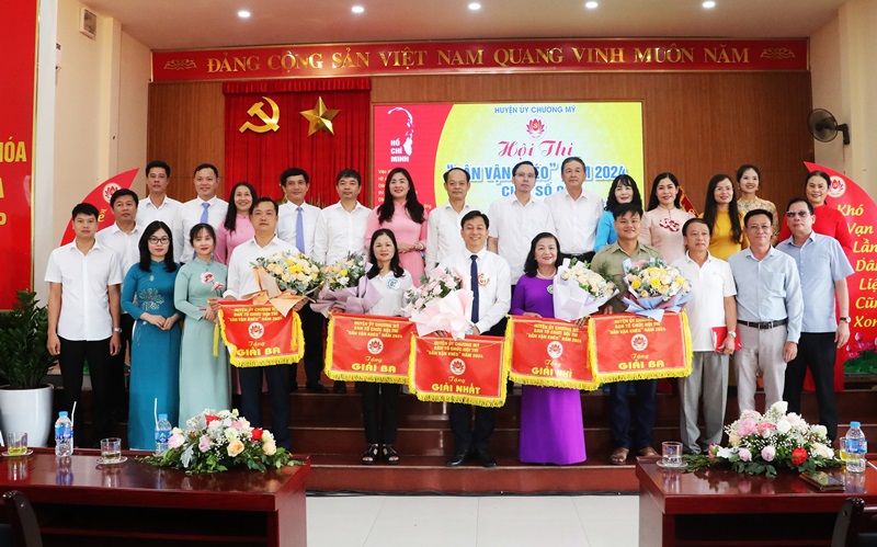 Ban Tổ chức trao giải cho các đơn vị tham gia Hội thi