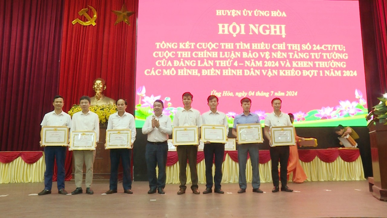 Khen thưởng chính luận