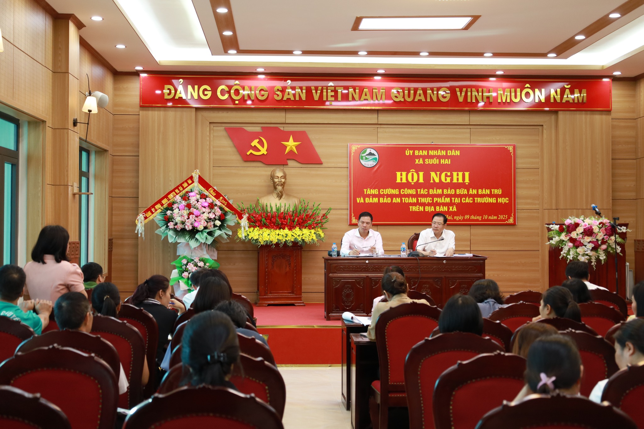 Đồng chí Nguyễn Ngọc Mạnh – :Phó bí thư Đảng uỷ - Chủ tịch UBND xã, đồng chí Lê Hào Quang – Phó Chủ tịch UBND xã chủ trì hôi nghị