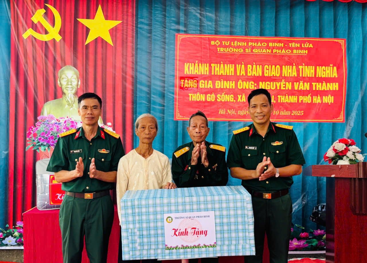 Đại tá Lê Đức Hòe, Phó Chính ủy Bộ Tư lệnh Pháo binh - Tên lửa trao quà và kinh phí hỗ trợ xây nhà cho gia đình ông Thành