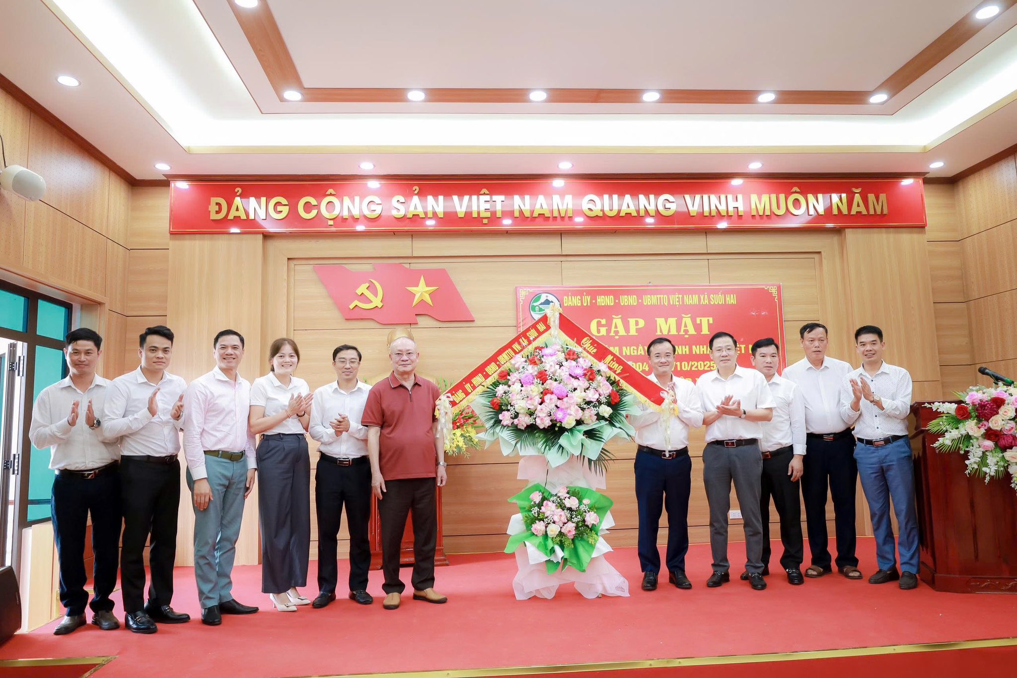 Lãnh đạo xã Suối Hai tặng hoa chúc mừng Ban Chấp hành lâm thời Hội Doanh nghiệp xã Suối Hai