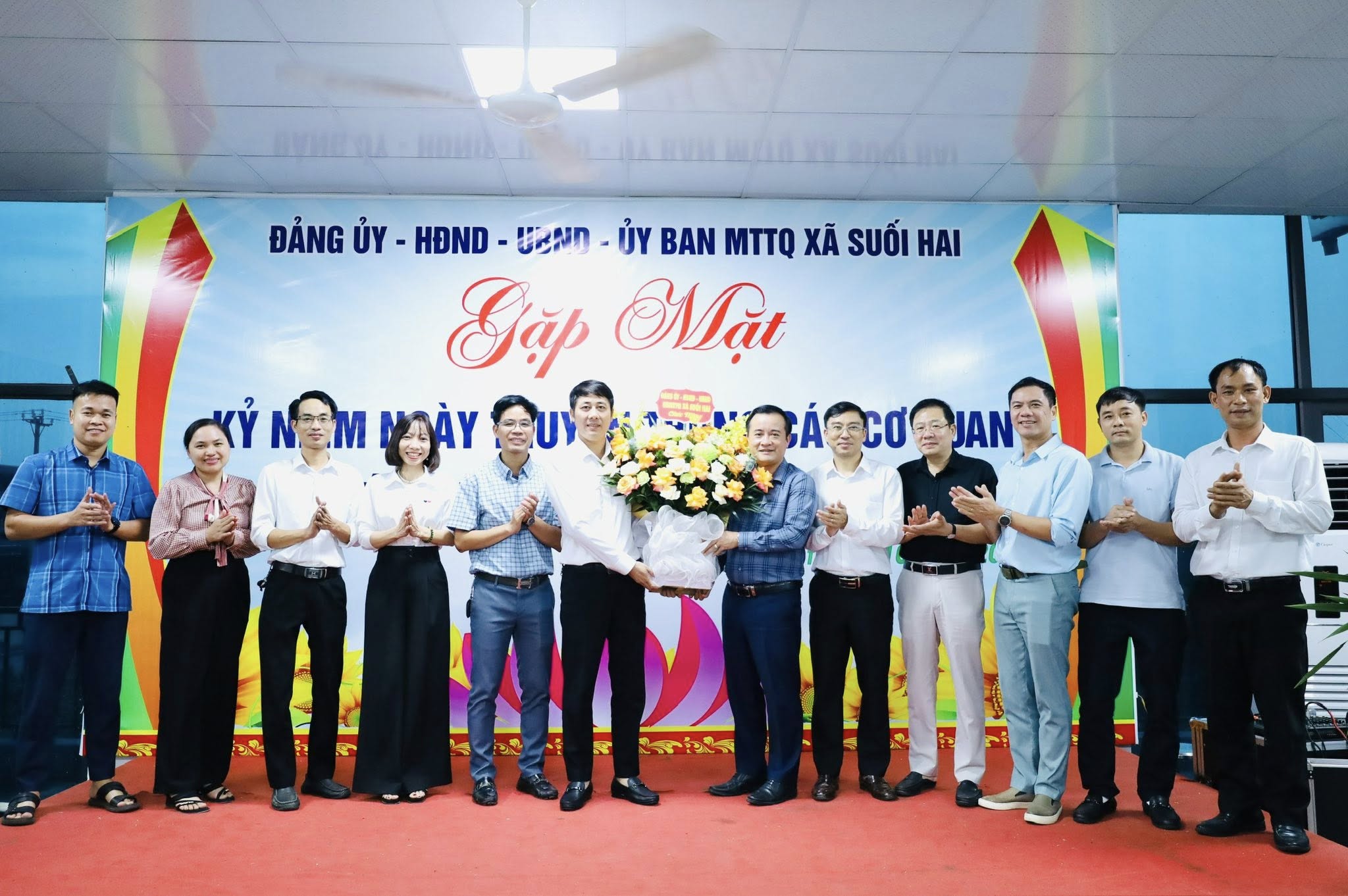 Đồng chí Đỗ Mạnh Hưng – Bí thư Đảng ủy, Chủ tịch HĐND xã, đồng chí Chu Huy Phương – Phó Bí thư Thường trực Đảng ủy, và đồng chí Nguyễn Ngọc Mạnh – Phó Bí thư Đảng ủy, Chủ tịch UBND xã đã tặng hoa chúc mừng Ban tổ chức xây dựng Đảng