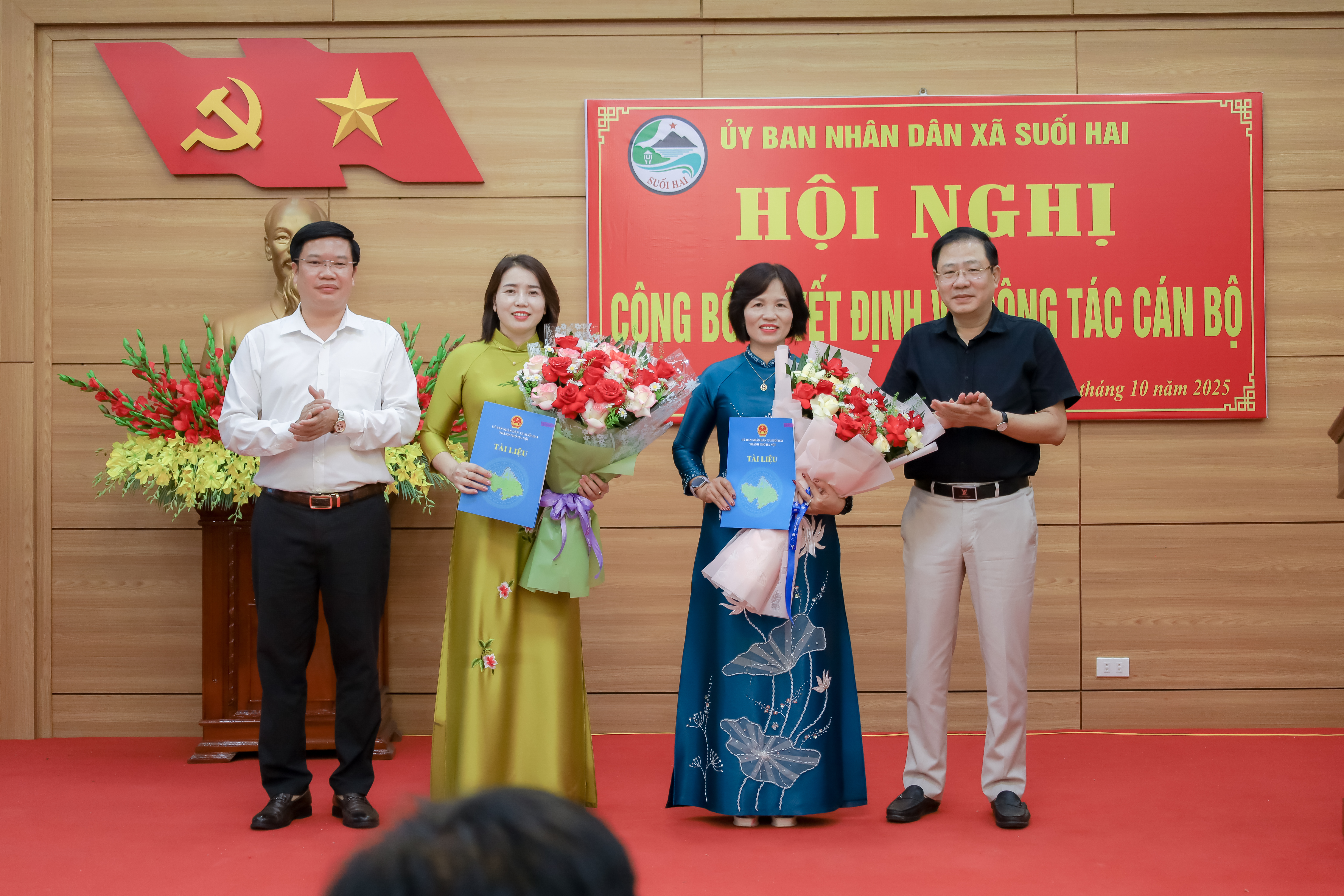Đồng chí Nguyễn Ngọc Mạnh - Phó bí thư Đảng ủy - Chủ tịch UBND xã trao quyết định cho 2 đồng chí