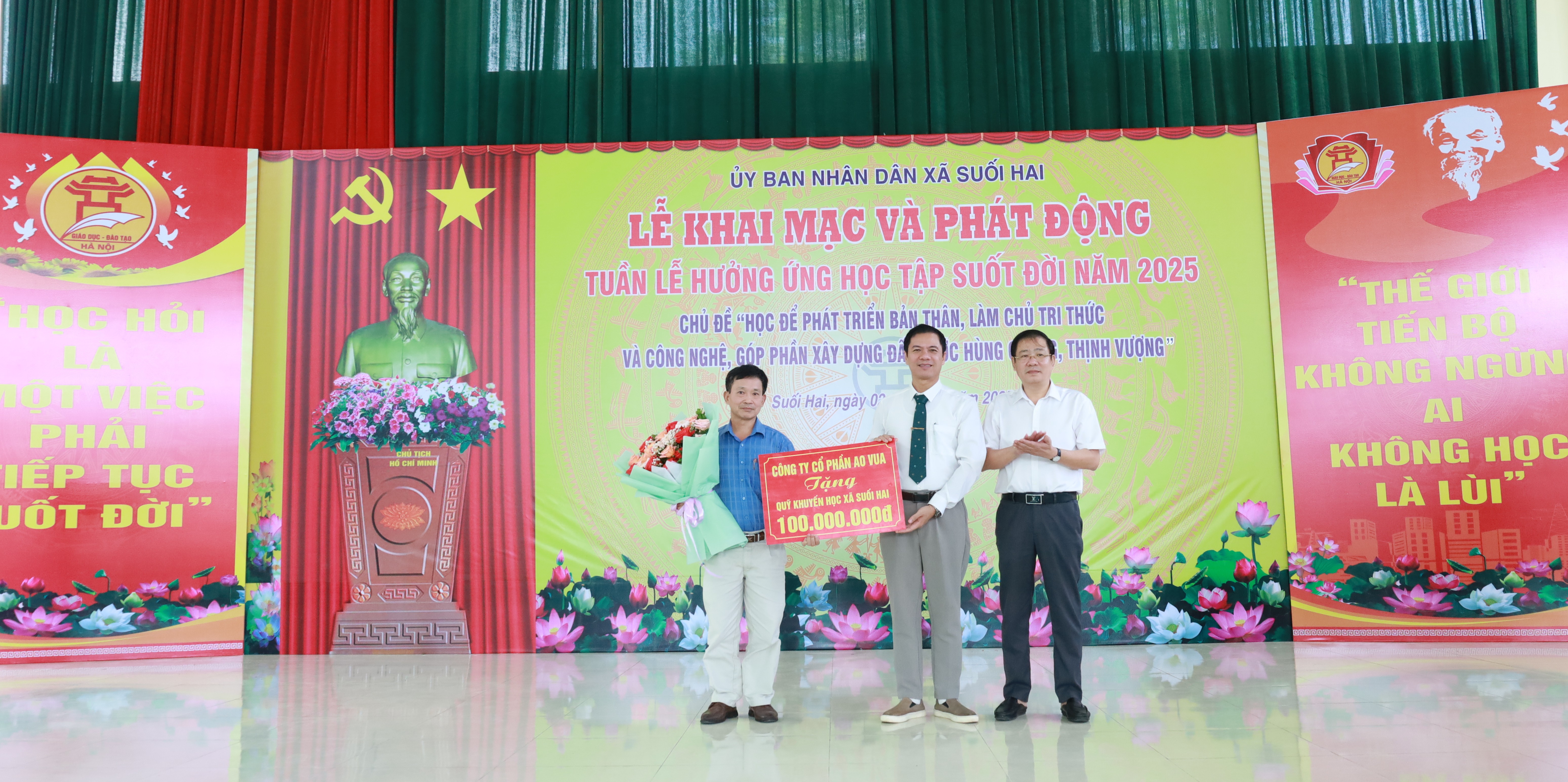 Công Ty Cổ phần Ao Vua ủng hộ cho Quỹ khuyến học của xã 100 triệu đồng