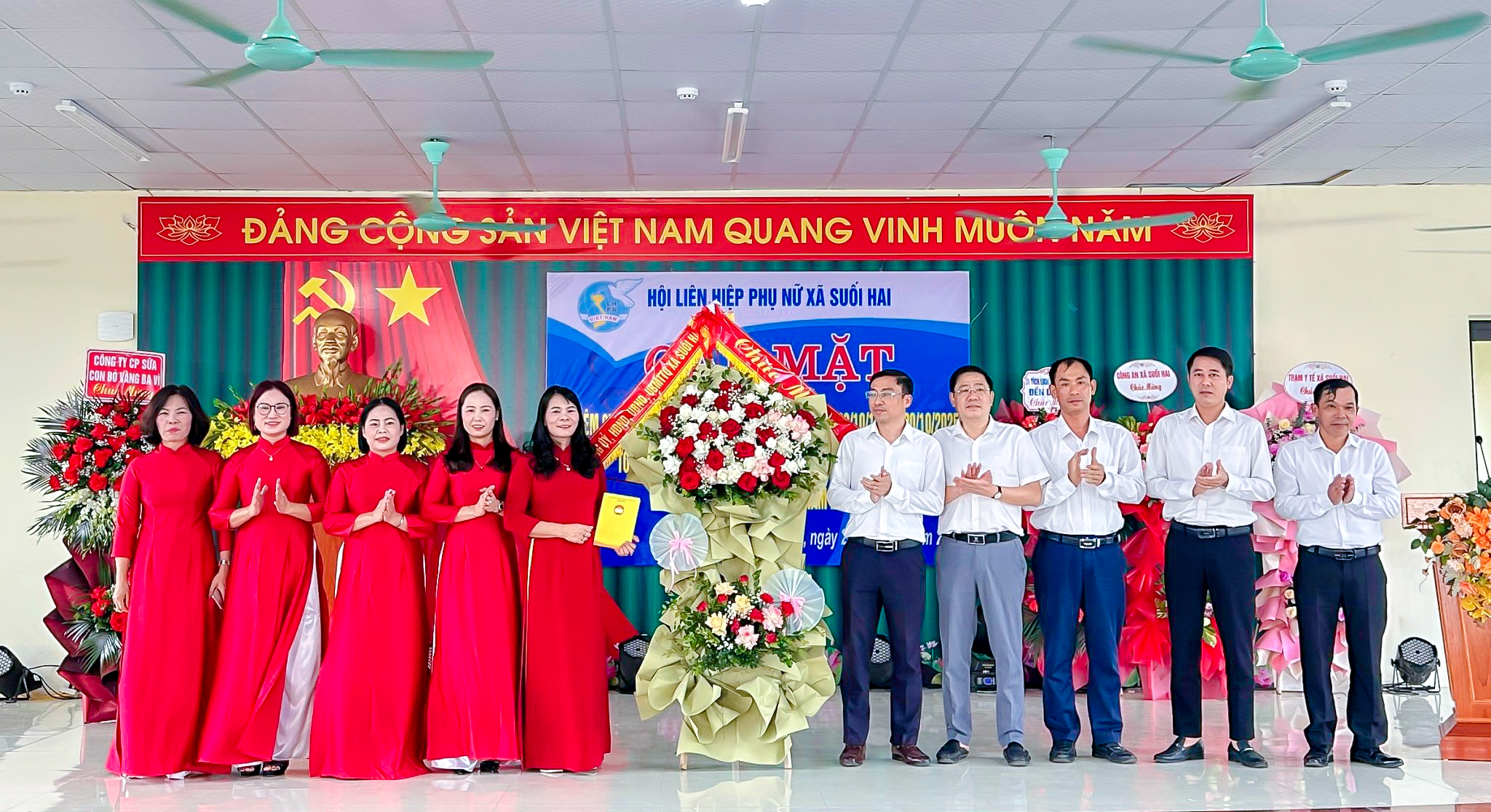 Các đồng chí lãnh đạo Đảng ủy, HĐND, UBND, Ủy ban MTTQ xã Suối Hai tặng hoa chúc mừng Hội LHPN xã Suối Hai