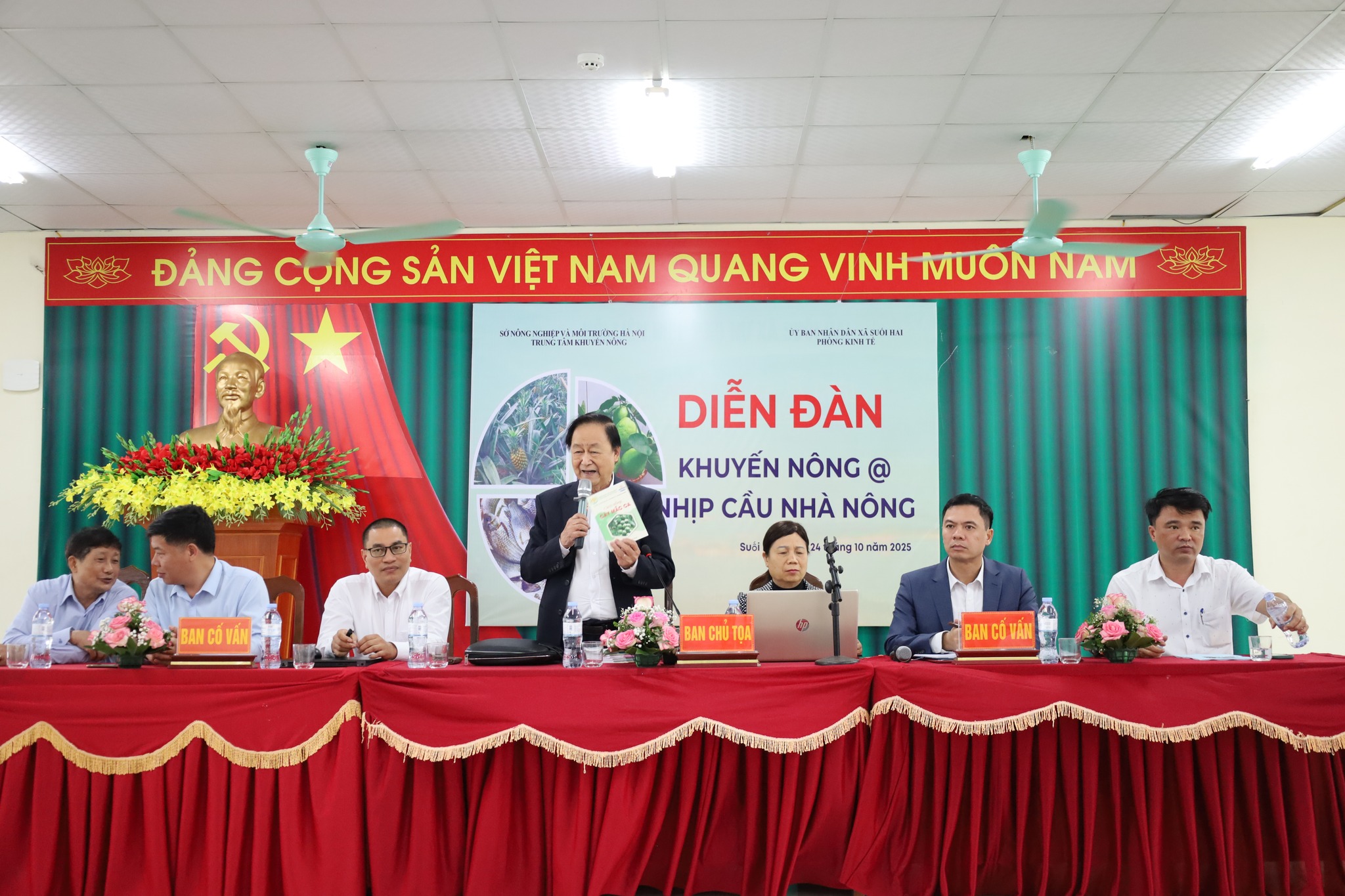 Chuyên gia Nguyễn Lân Hùng – Tổng Thư ký Hội các ngành sinh học Việt Nam giải đáp những câu hỏi của nông dân 2 xã