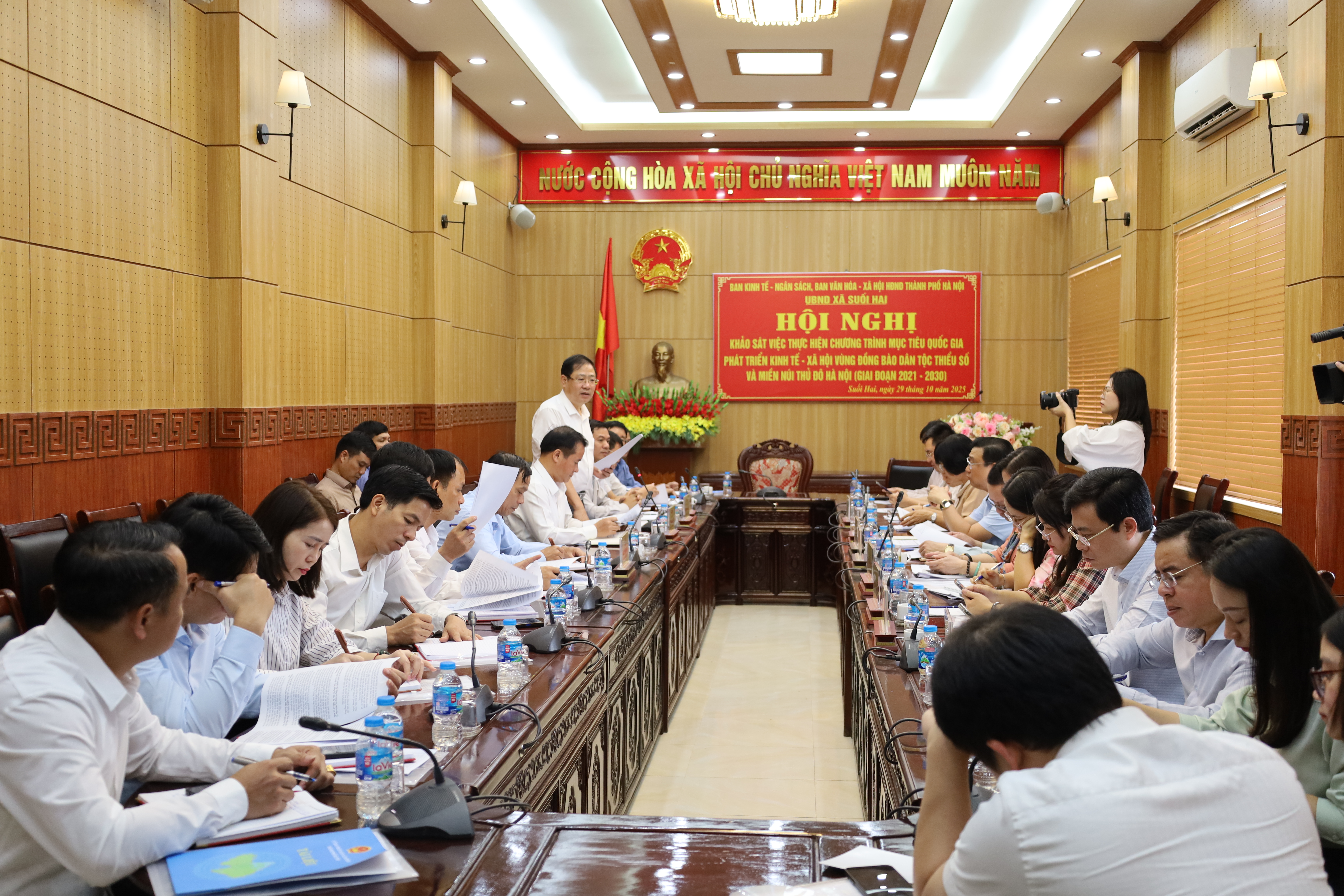 Quang cảnh buổi làm việc