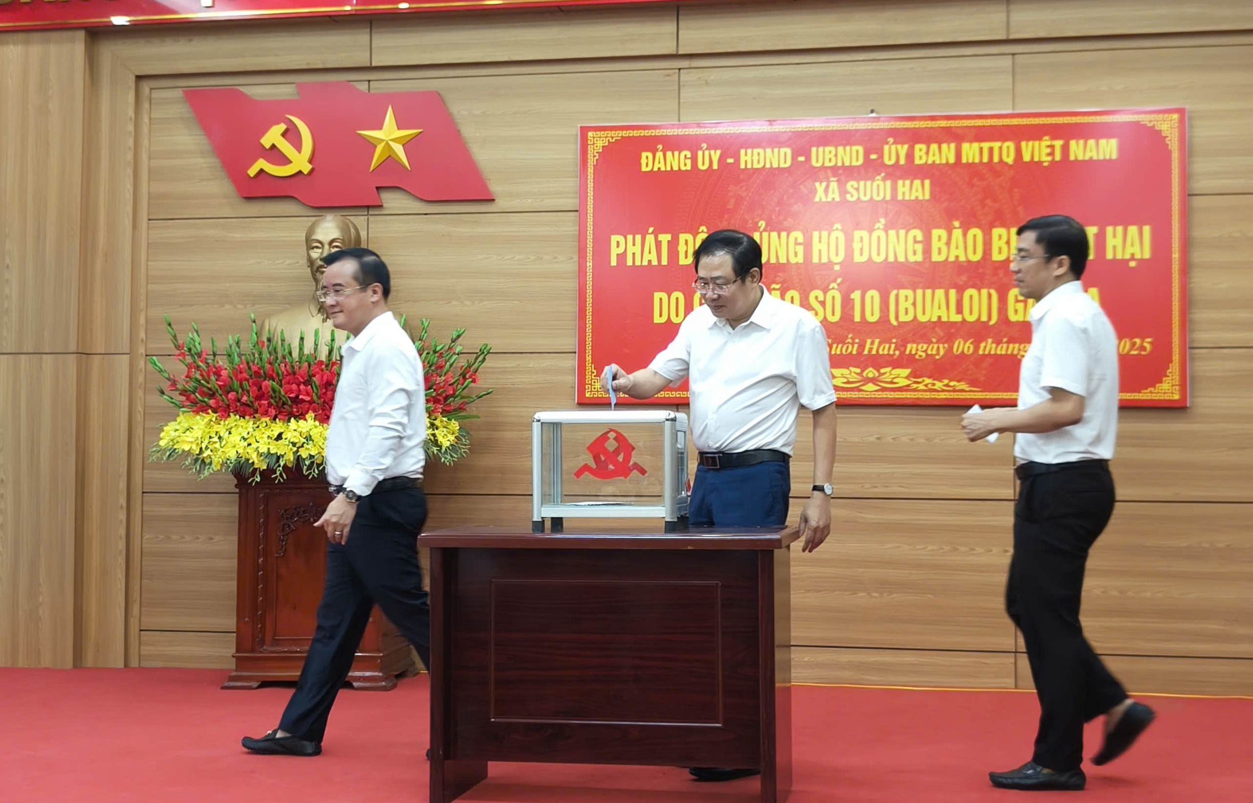 Các đồng chí lãnh đạo Đảng ủy - HĐND - UBND -Ủy ban MTTQ xã Suối Hai ủng hộ đồng bào ảnh hưởng bởi Bão số 10