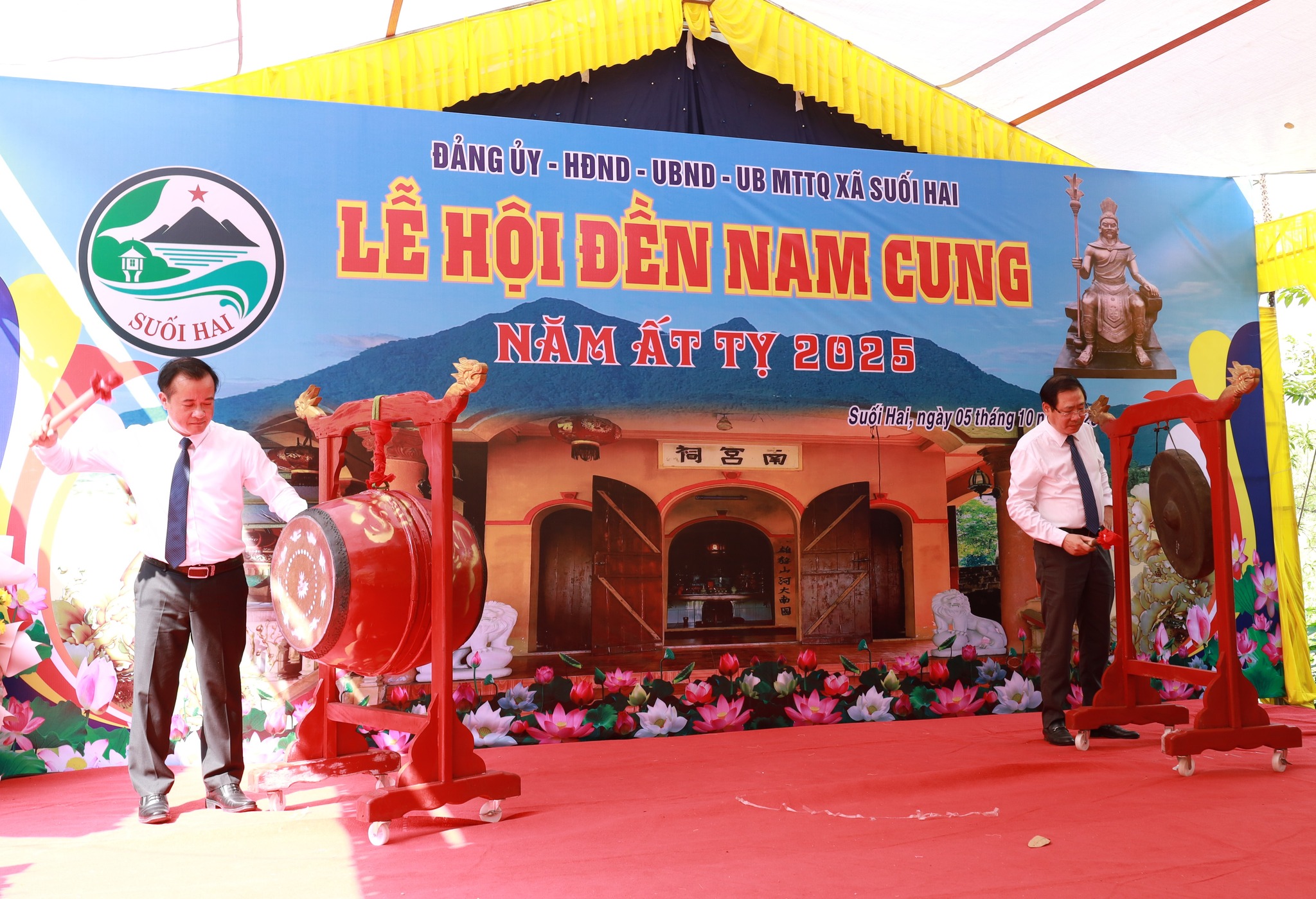 Đồng chí Đỗ Mạnh Hưng - Bí thư Đảng uỷ - Chủ tịch HĐND xã; đồng chí Nguyễn Ngọc Mạnh - Phó bí thư Đảng uỷ - Chủ tịch UBND xã đánh trống, chiêng khai hội