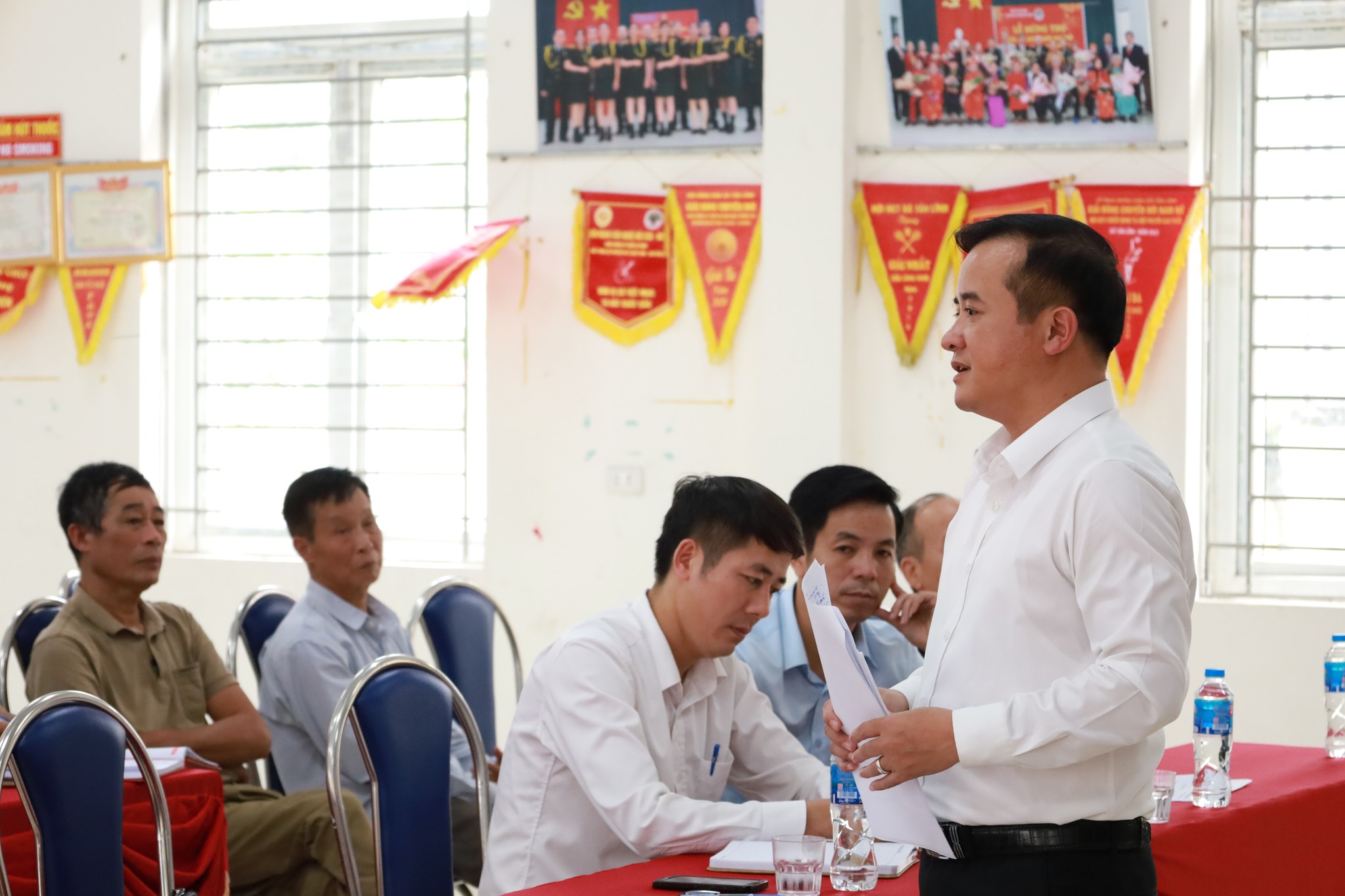 Đồng chí Đỗ Mạnh Hưng - Bí thư Đảng uỷ - Chủ tich HĐND xã phát biểu kết luận tại cuộc họp