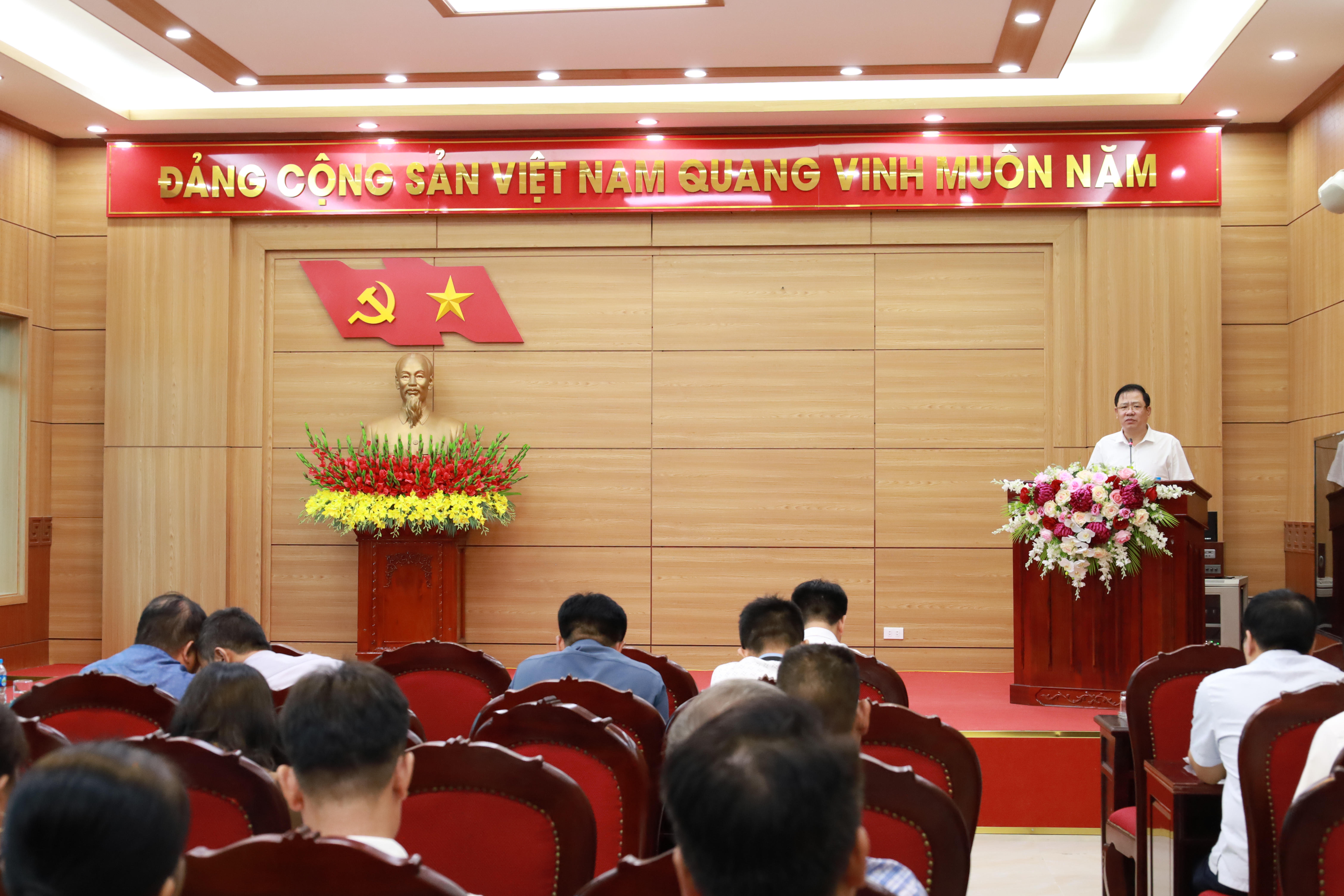 Đồng chí Nguyễn Ngọc Mạnh - Phó bí thư Đảng ủy - Chủ tịch UBND xã Suối Hai phát biểu tại hội nghị