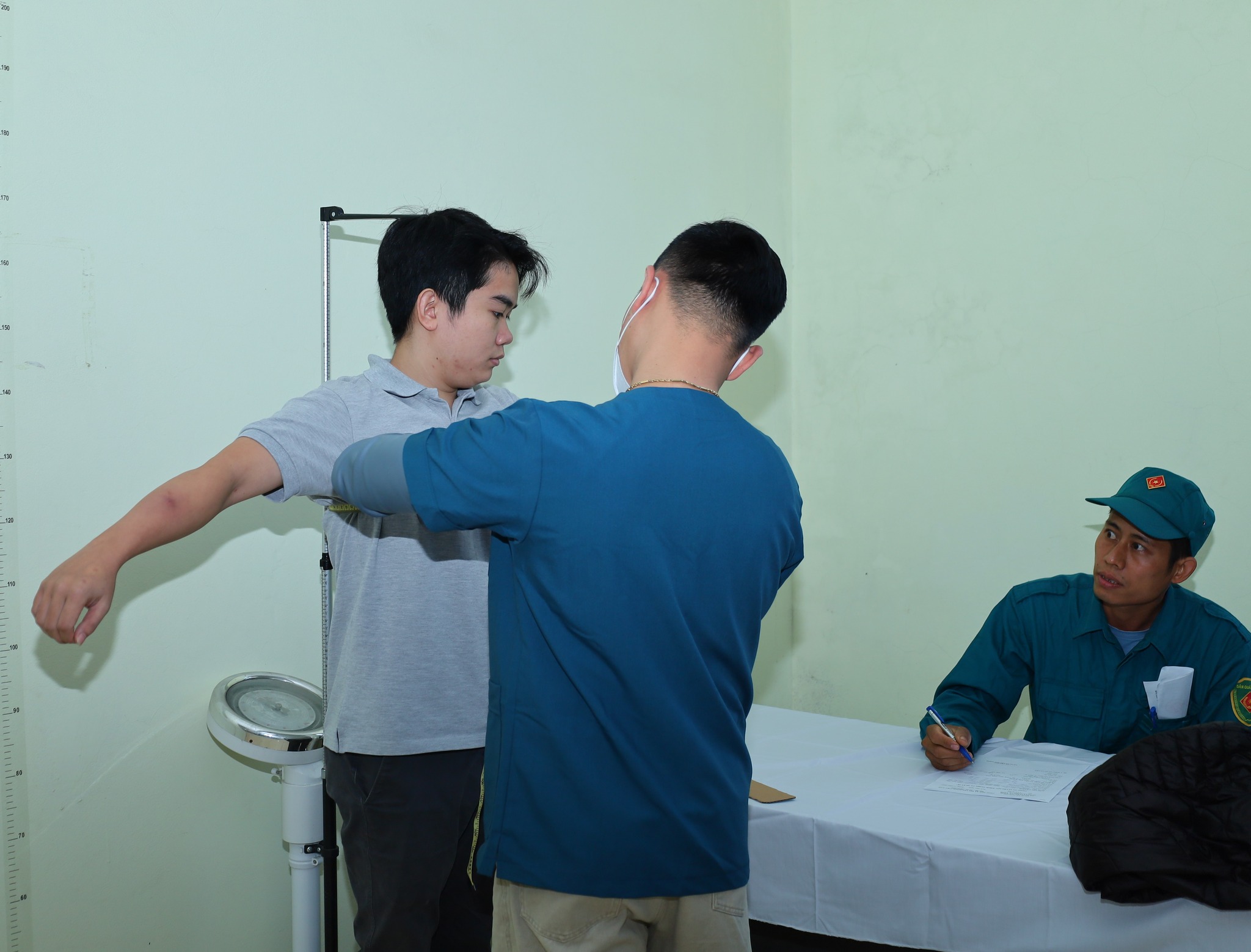 Nam thanh niên được khám sức khoẻ sơ tuyển lần đầu