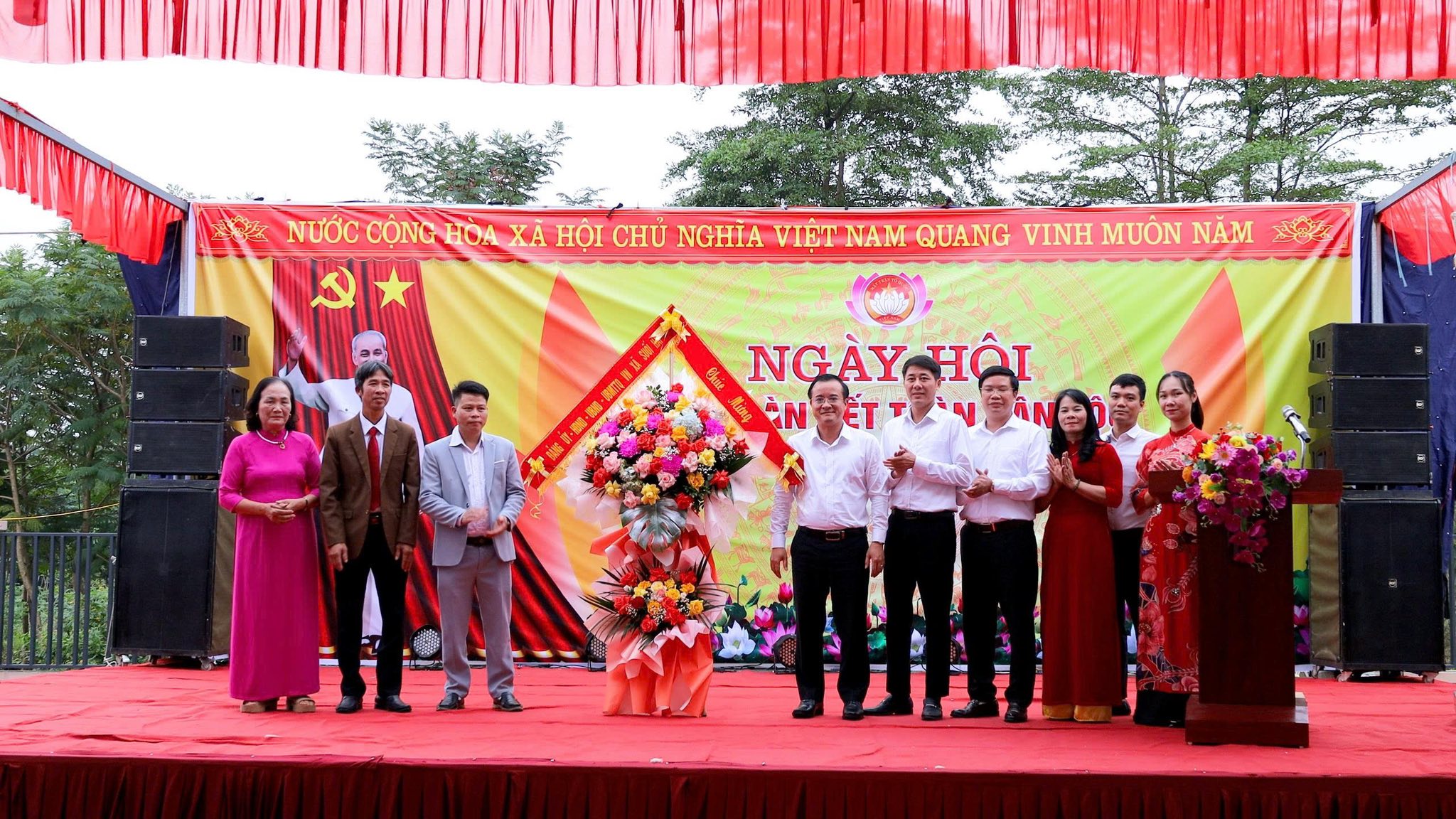 Các đồng chí lãnh đạo Đảng ủy - HĐND - UBND xã Suối Hai tặng hoa chúc mừng ngày hội