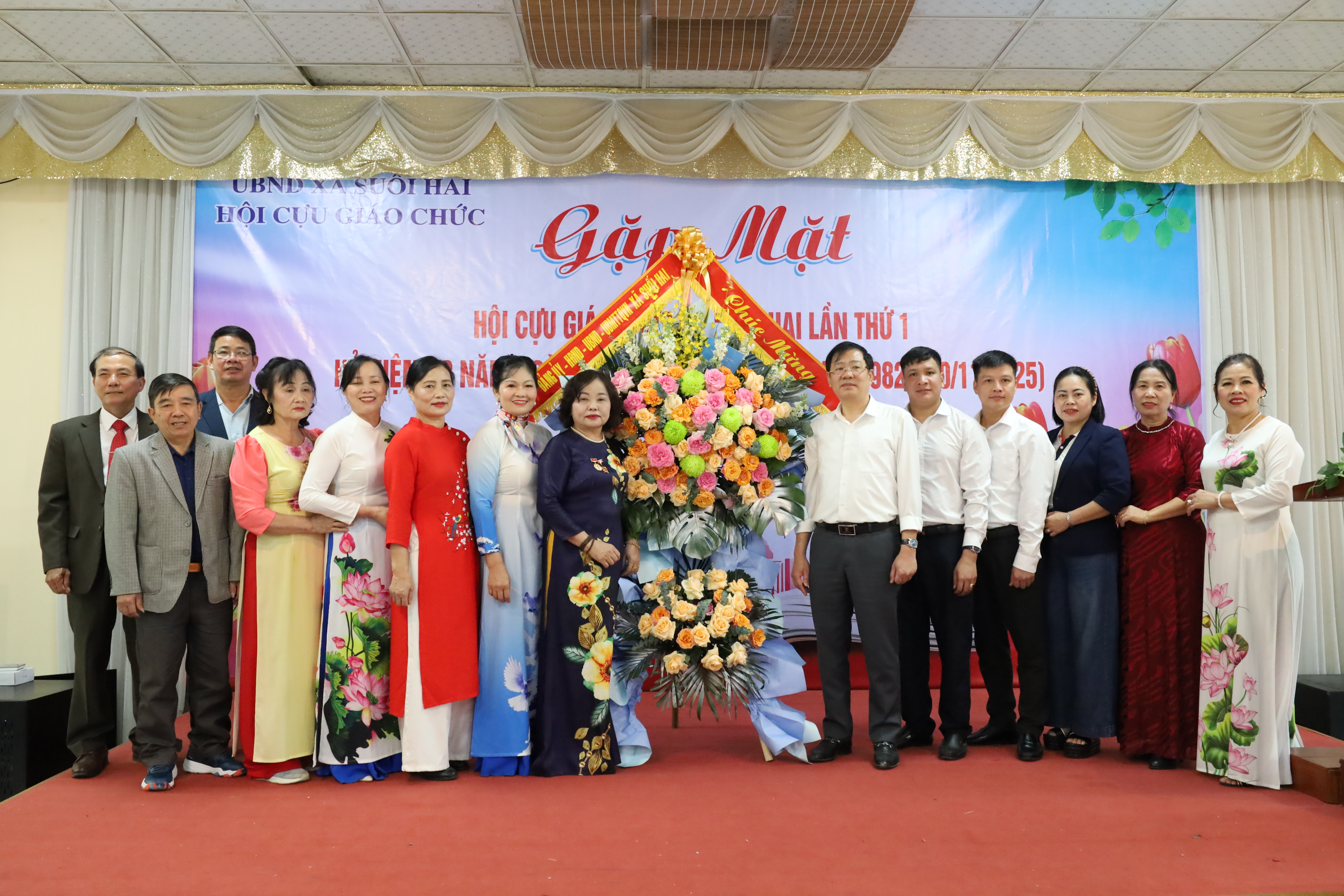 Đồng chí Nguyễn Ngọc Mạnh - Chủ tịch UBND xã tặng hoa chúc mừng Hội Cựu giáo chức xã Suối Hai