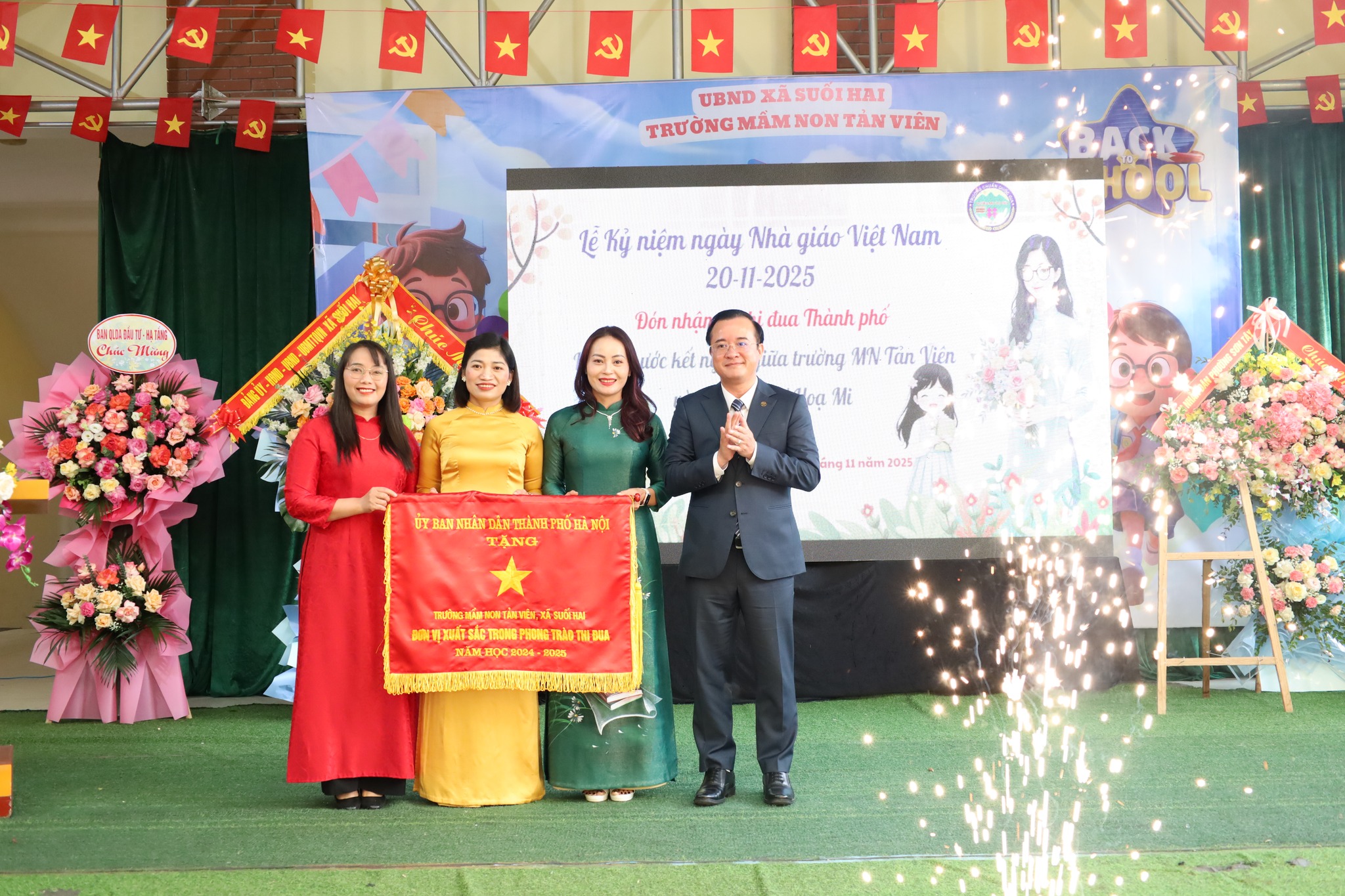 Đồng chí Đỗ Mạnh Hưng – Bí thư Đảng ủy, Chủ tịch HĐND xã Suối Hai trao cờ thi đua của UBND thành phố cho trường Mầm non Tản Viên