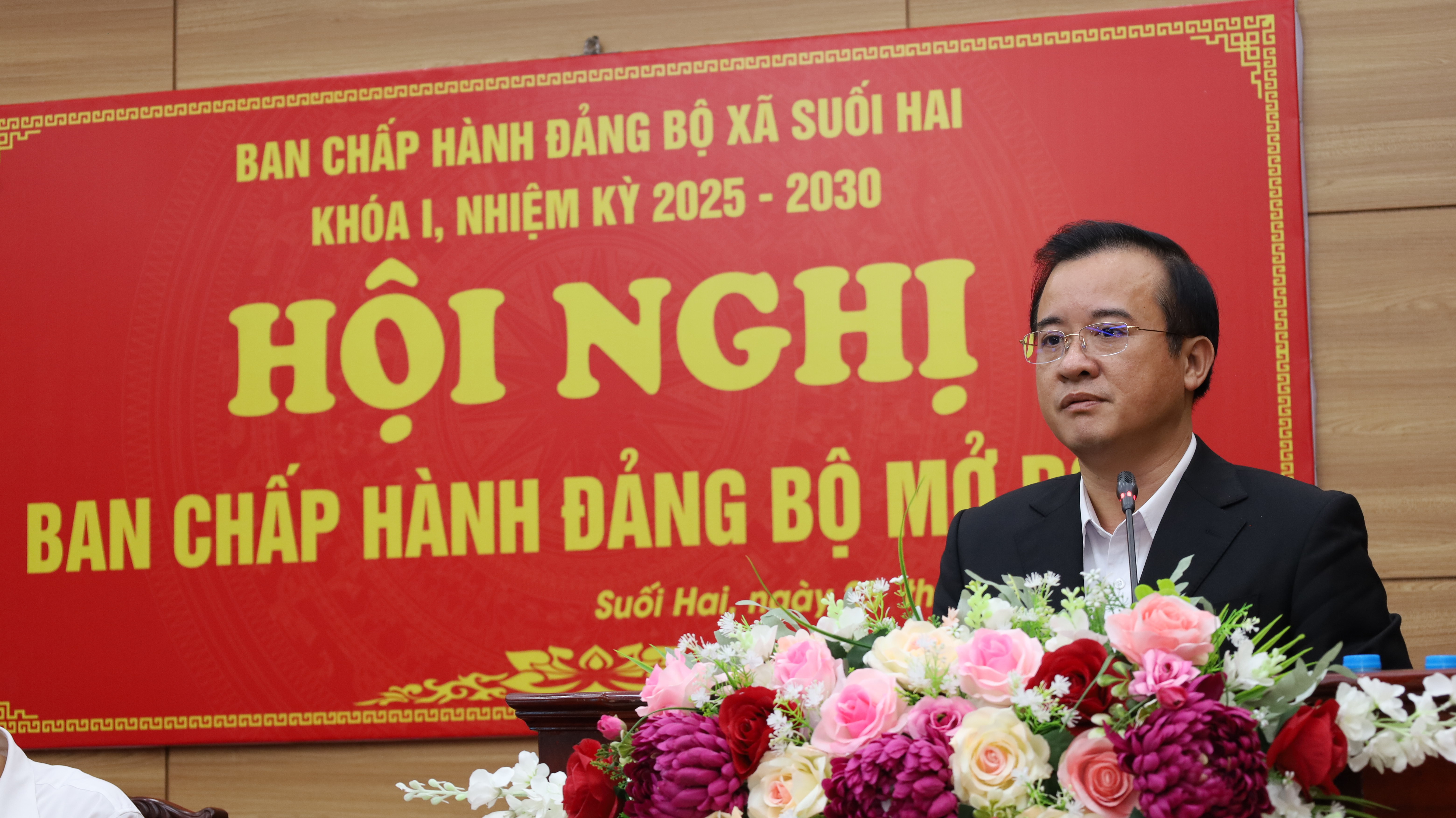 Đồng chí Đỗ Mạnh Hưng - Bí thư Đảng ủy - Chủ tịch HĐND xã Suối Hai phát biểu tại hội nghị