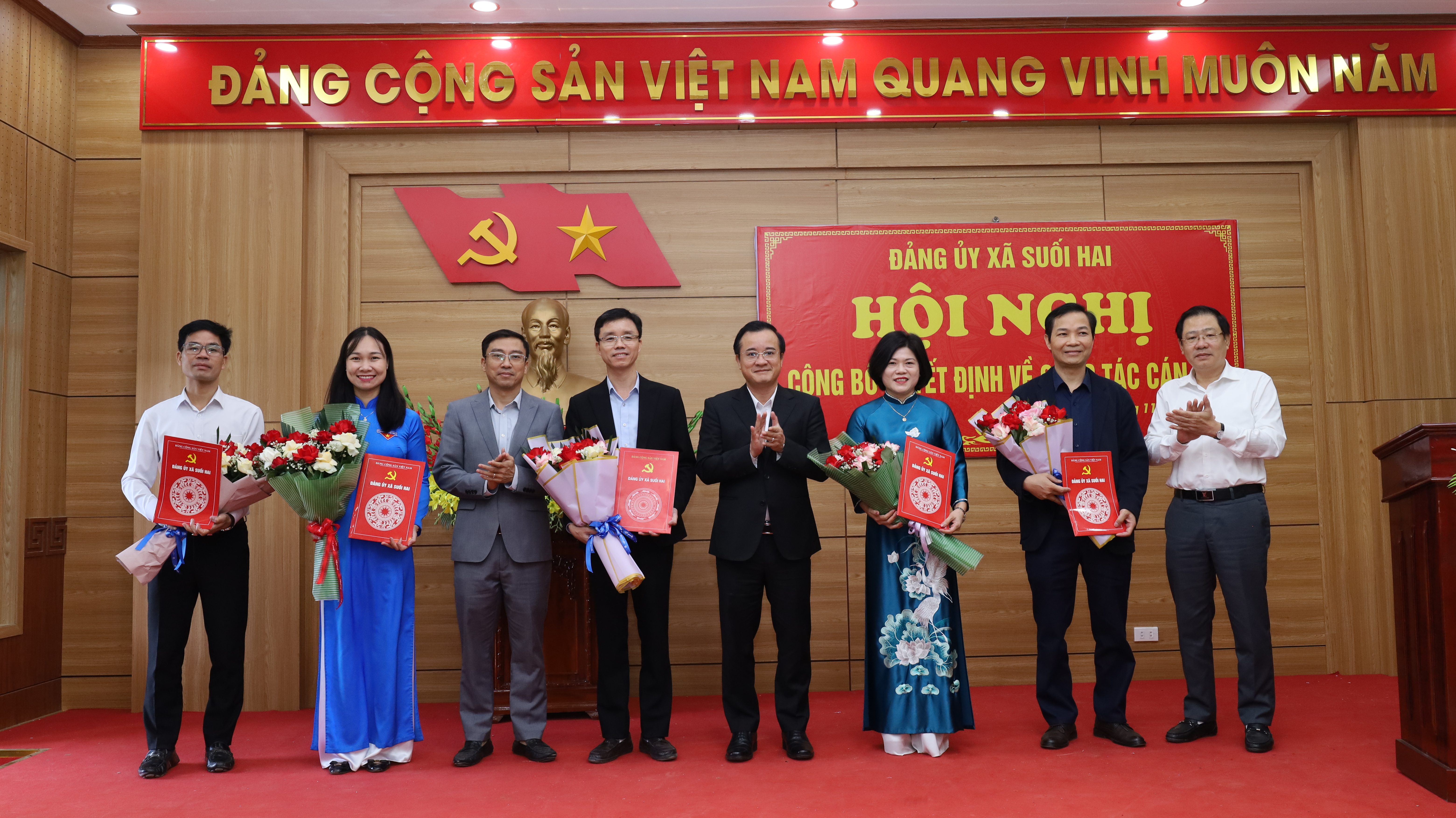 Đồng chí Đỗ Mạnh Hưng - Bí thư Đảng ủy - Chủ tịch HĐND xã, đồng chí Chu Huy Phương - Phó bí thư Thường trực Đảng ủy trao các quyết định về công tác nhân sự cho các cá nhân được giao nhiệm vụ