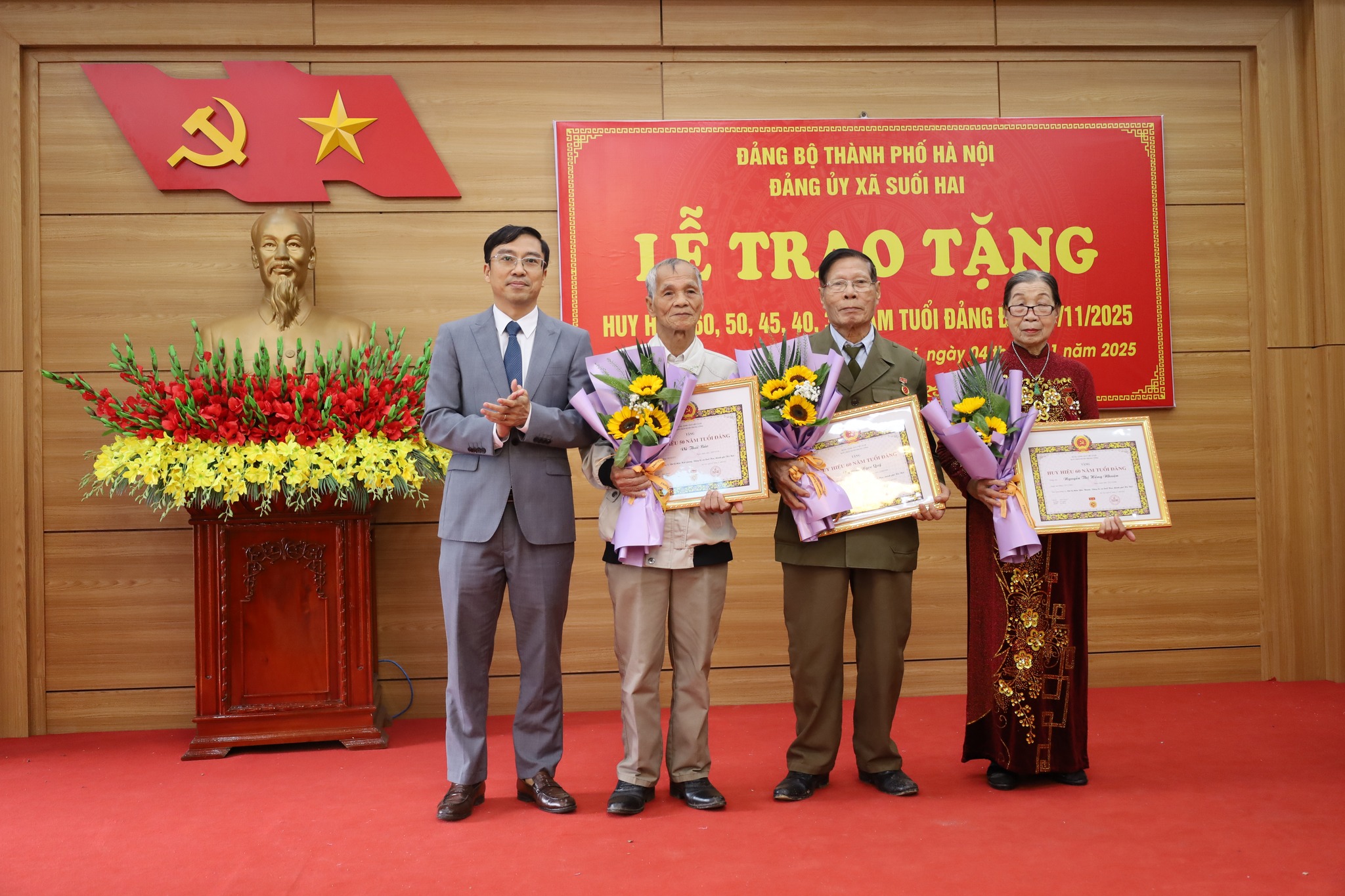 Đồng chí Chu Huy Phương - Phó bí thư Thường trực Đảng ủy trao huy hiệu 60 năm, 50 năm tuổi đảng cho các đảng viên lão thành