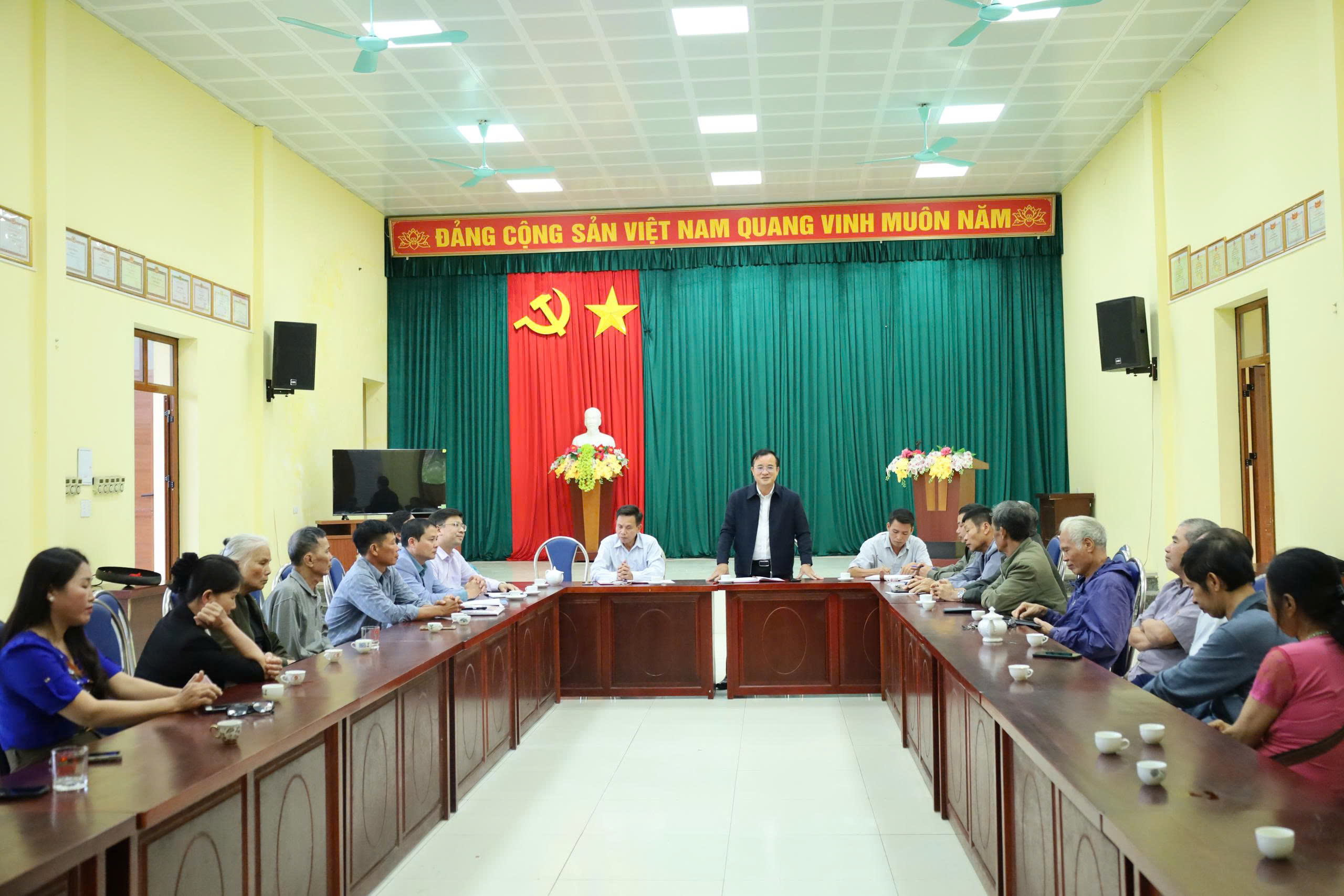 Đồng chí Đỗ Mạnh Hưng – Bí thư Đảng ủy, Chủ tịch HĐND xã Suối Hai dự buổi sinh hoạt chi bộ thường kỳ tại chi bộ 9