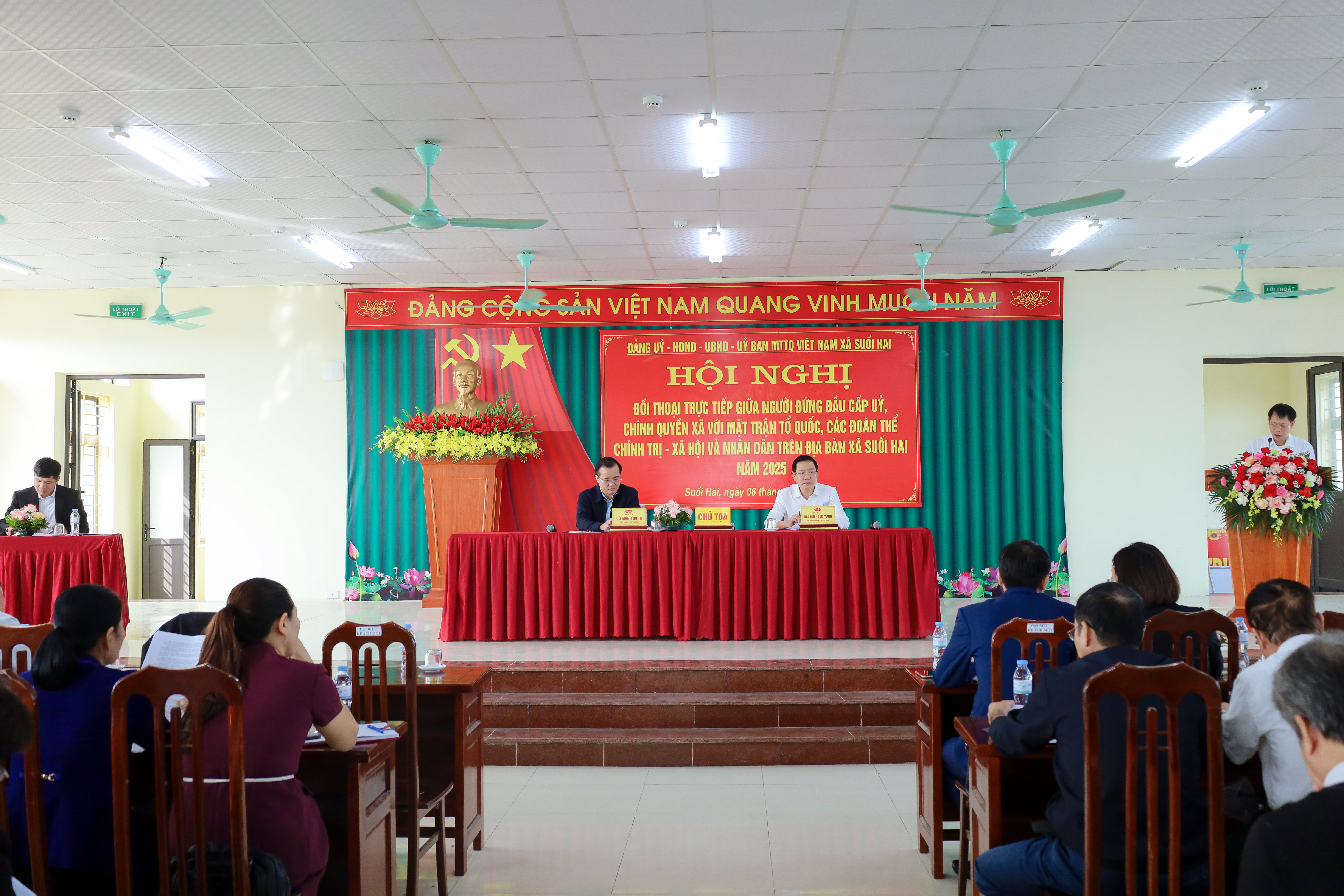 Bí thư Đảng ủy, Chủ tịch HĐND xã Đỗ Mạnh Hưng và Phó Bí thư Đảng ủy, Chủ tịch UBND xã Nguyễn Ngọc Mạnh chủ trì hội nghị,
