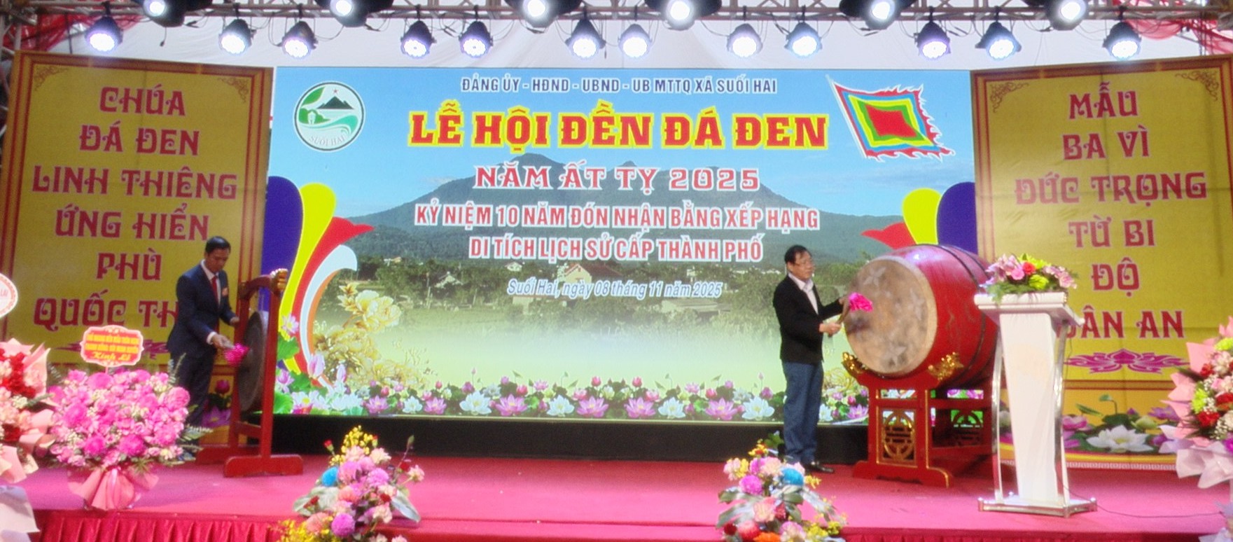 Đồng chí Nguyễn Ngọc Mạnh – Phó Bí thư Đảng ủy, Chủ tịch UBND xã Suối Hai; đồng chí Lê Hào Quang – Ủy viên Ban Thường vụ Đảng ủy, Phó Chủ tịch UBND xã đã đánh trống, chiêng chính thức khai hội.