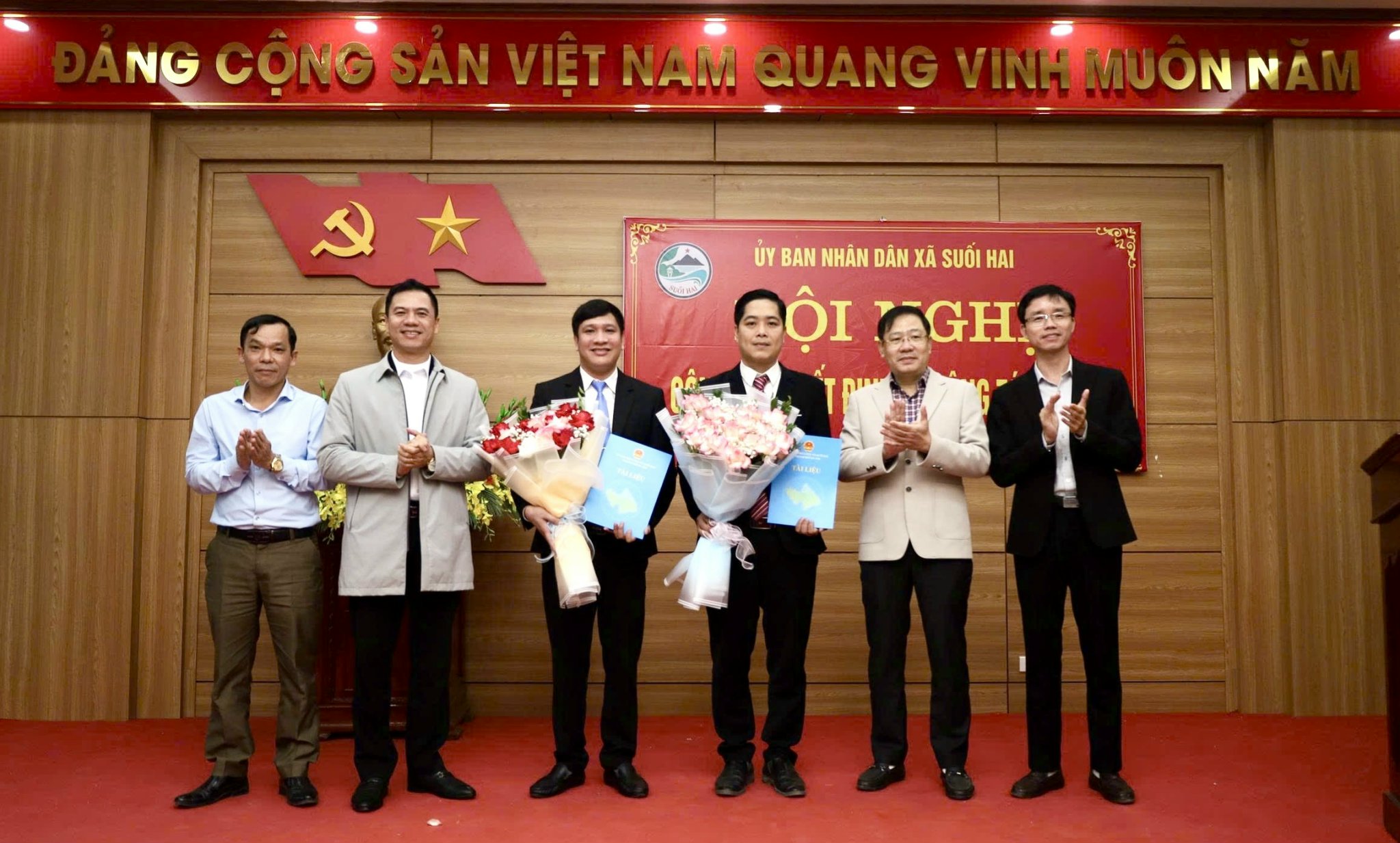 Các đồng chí lãnh đạo xã Suối Hai tặng hoa chúc mừng 2 đồng chí