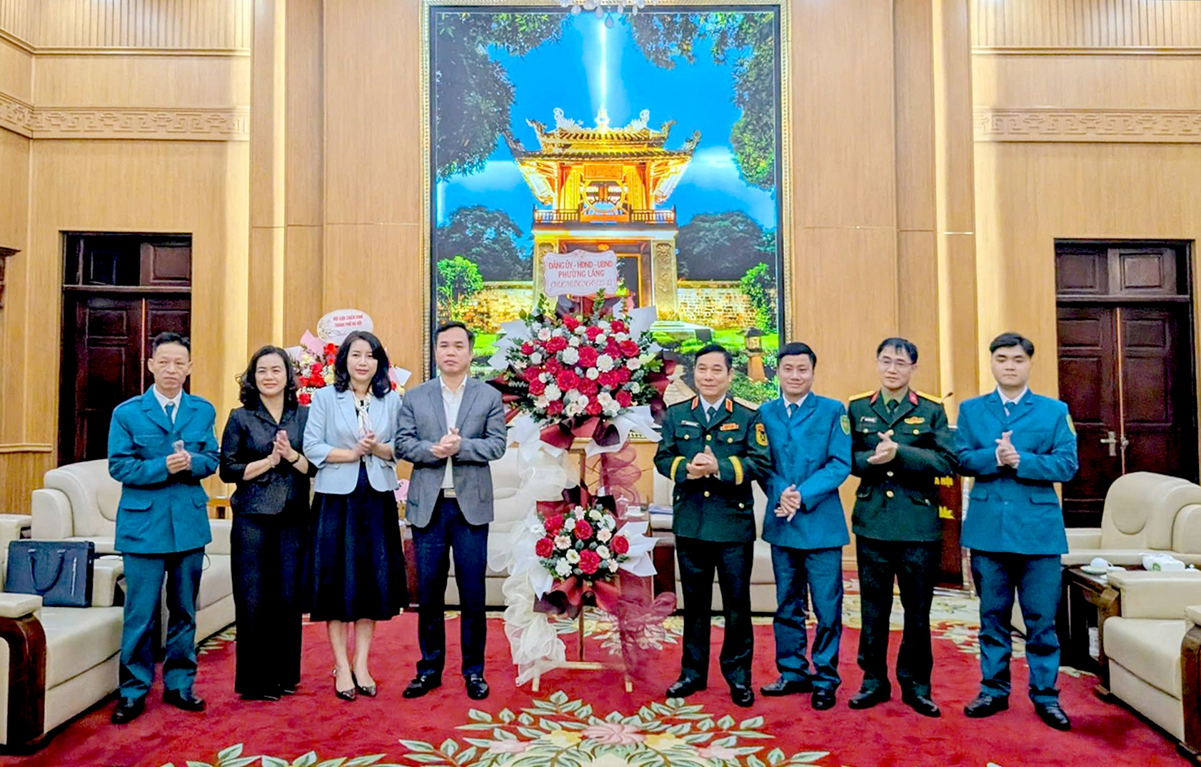 Có thể là hình ảnh về cái bục và văn bản