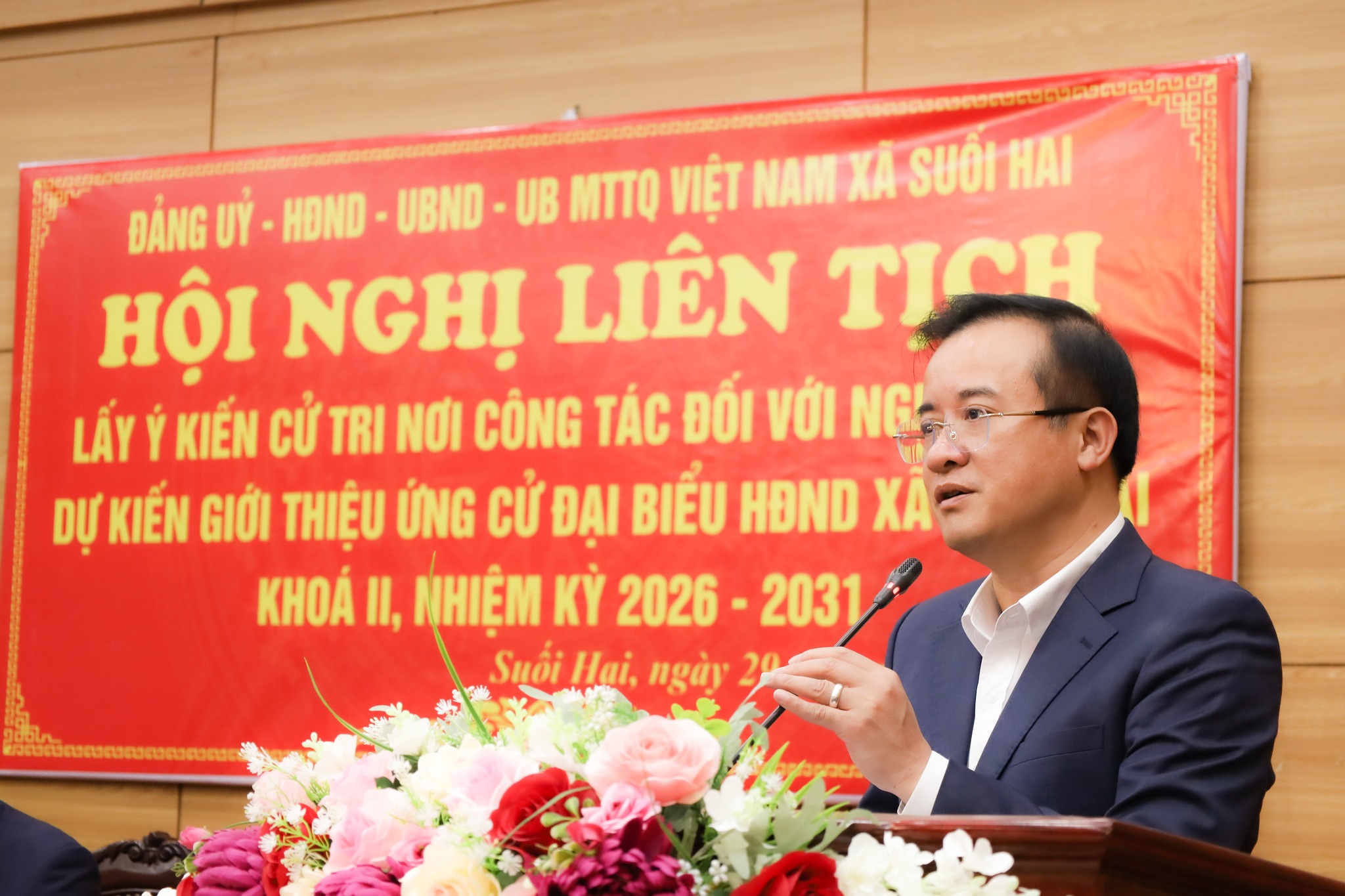 Đồng chí Đỗ Mạnh Hưng - Bí thư Đảng ủy - Chủ tịch HĐND xã chủ trì hội nghi