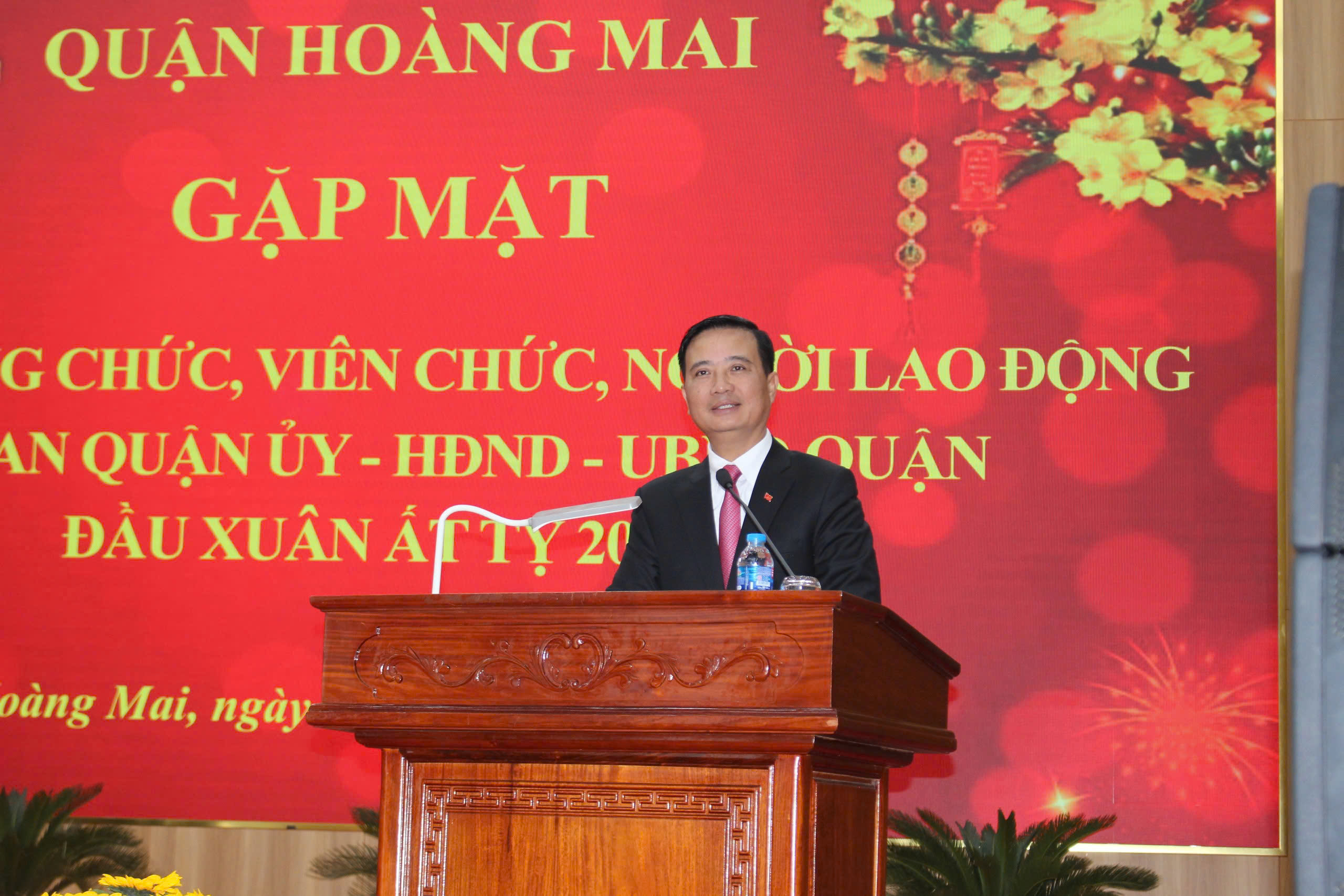 (Đồng chí Nguyễn Xuân Linh - Thành ủy viên, Bí thư Quận ủy phát biểu tại buổi gặp mặt)