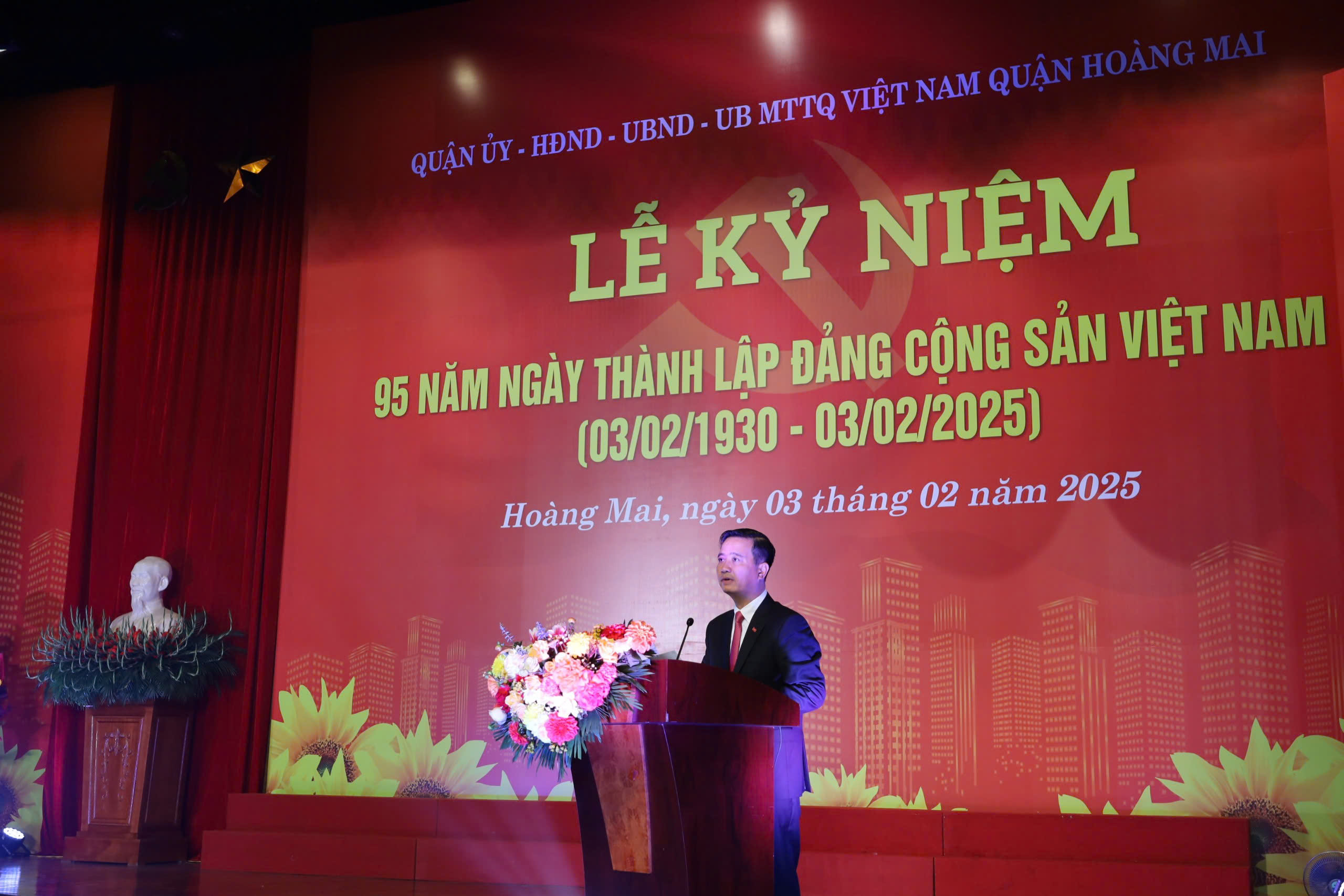 (Đồng chí Nguyễn Xuân Linh - Thành ủy viên, Bí thư Quận ủy phát biểu tại buổi gặp mặt)
