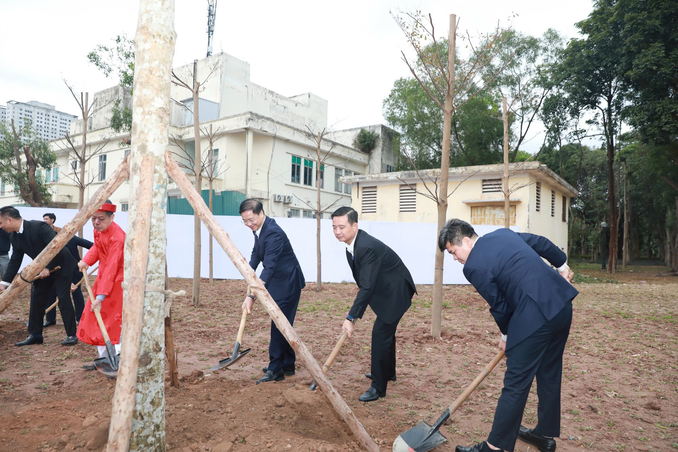 (Các đồng chí lãnh đạo Quận trồng cây hưởng ứng Tết trồng cây Xuân Ất Tỵ năm 2025)