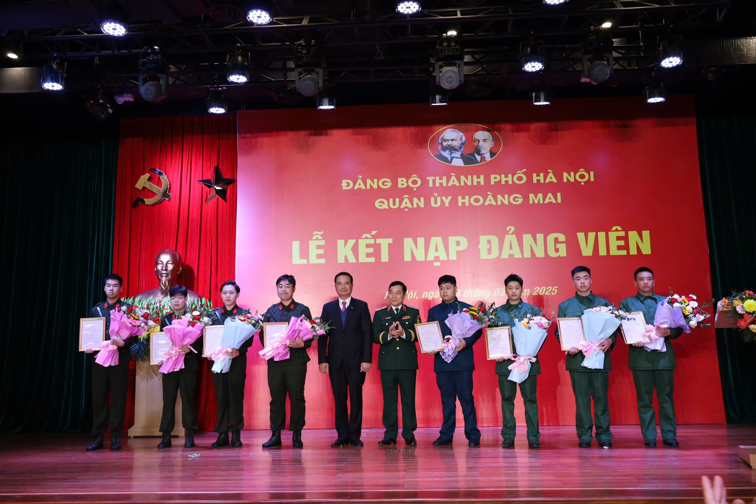 (Đồng chí Nguyễn Xuân Linh - Thành ủy viên, Bí thư Quận uỷ Hoàng Mai trao Quyết định kết nạp Đảng và tặng hoa cho các đảng viên mới).