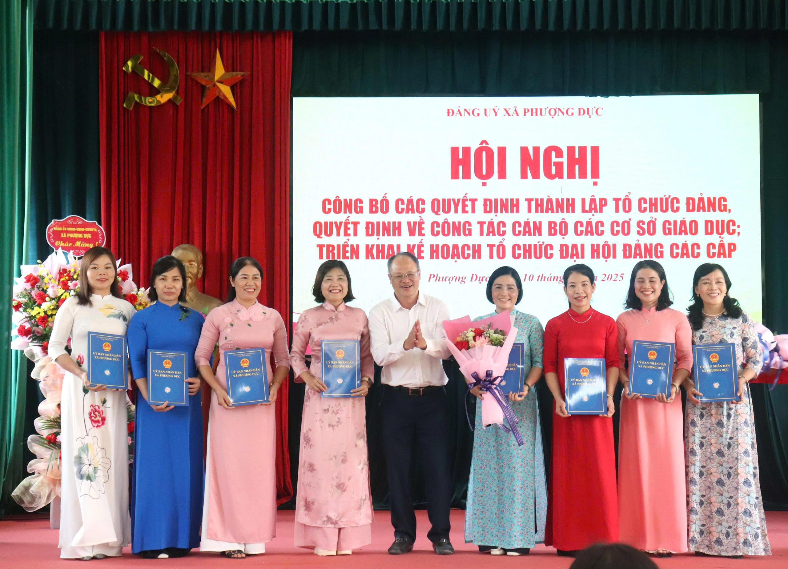 Đồng chí Nguyễn Trọng Vĩnh - Phó Bí thư, Chủ tịch UBND xã trao các quyết định bổ nhiệm, phân công cán bộ lãnh đạo, quản lý đối với các trường Mầm non, Tiểu học, THCS trên địa bà