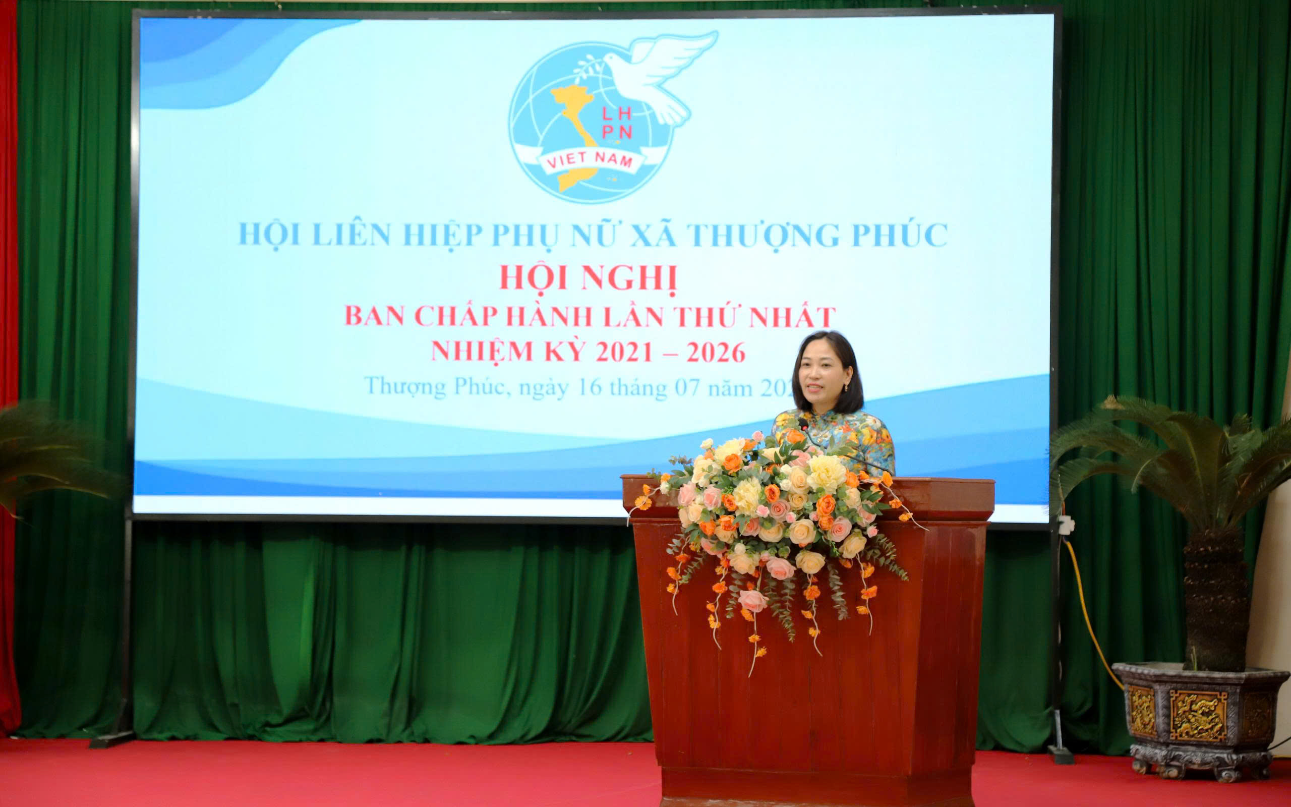 Đồng chí Nguyễn Thị Minh Khuyên - Phó Chủ tịch Ủy ban MTTQ, Chủ tịch Hội LHPN xã Thượng Phúc tiếp thu ý kiến chỉ đạo tại Hội nghị