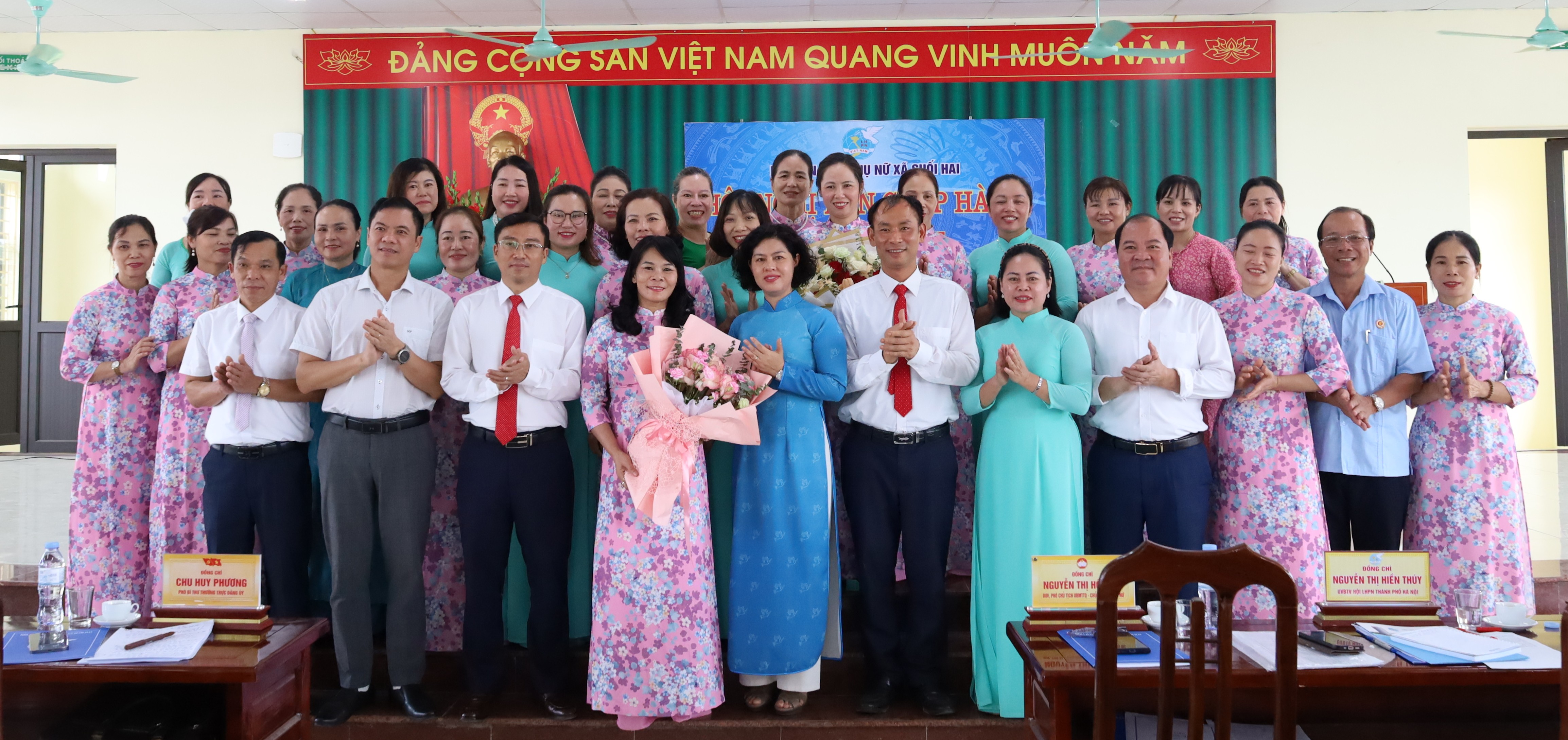 Ban chấp hành Hội LHPN xã ra mắt hôi nghị