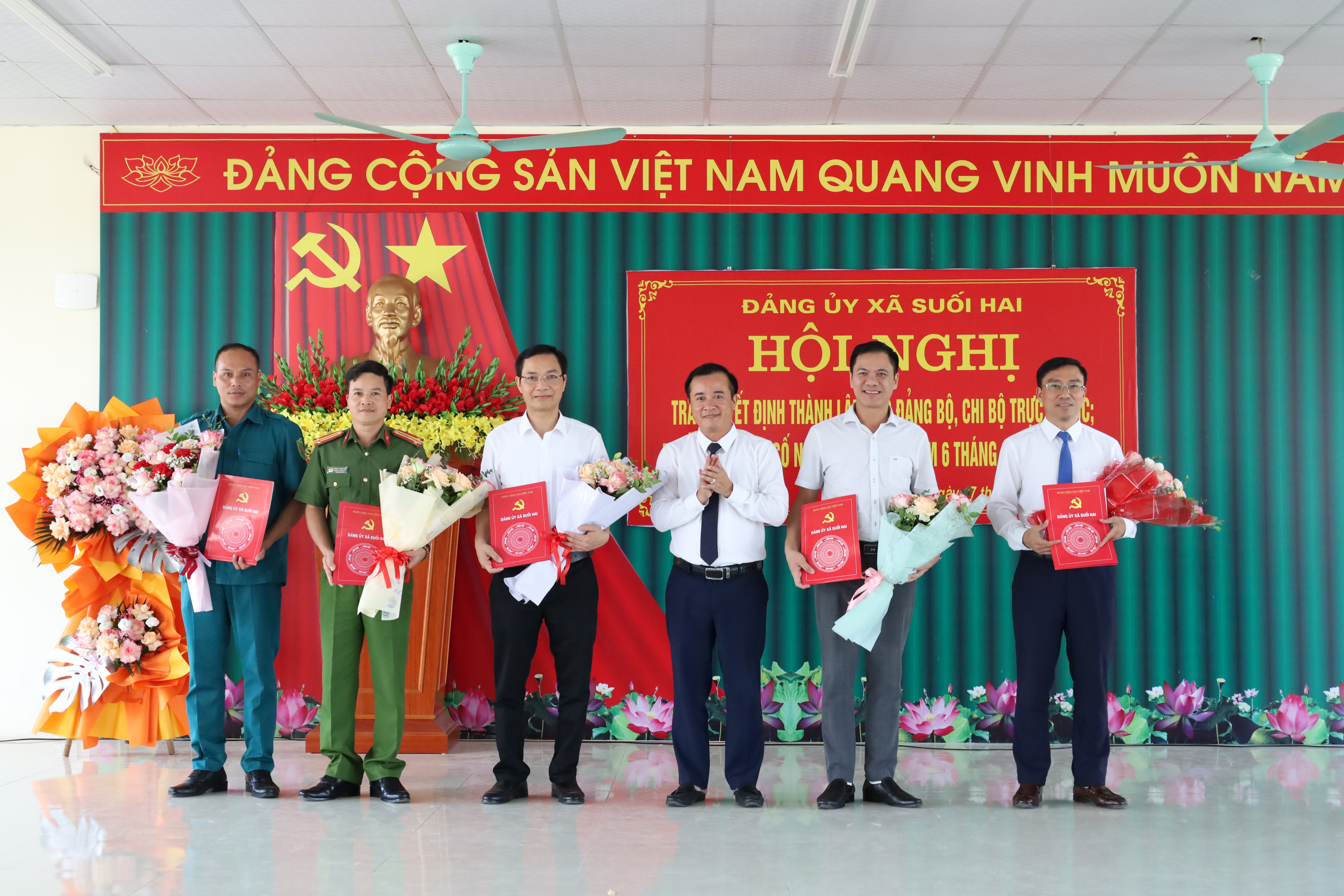 Đồng chí Đỗ Mạnh Hưng - Bí thư Đảng ủy xã trao các quyết định thành lập Đảng bộ trực thuộc