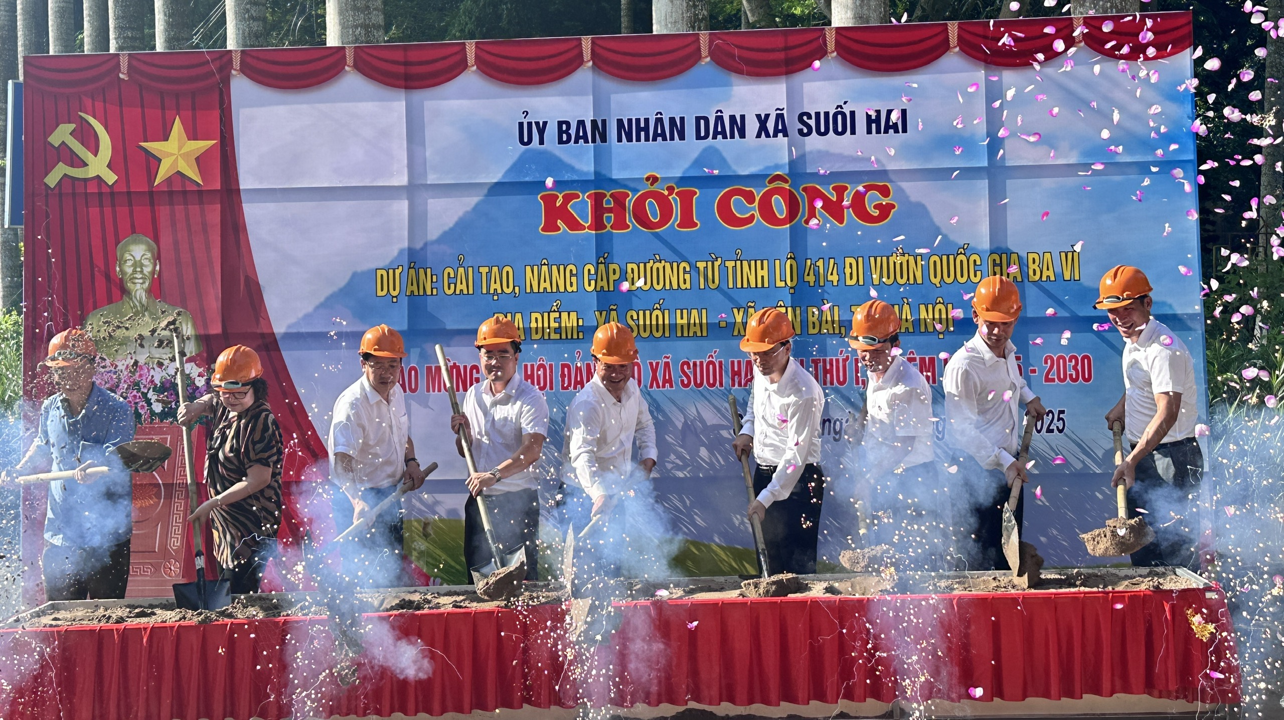 Các đồng chí lãnh đạo 2 xã và nhà thầu cùng thực hiện nghi lễ khởi công dự án
