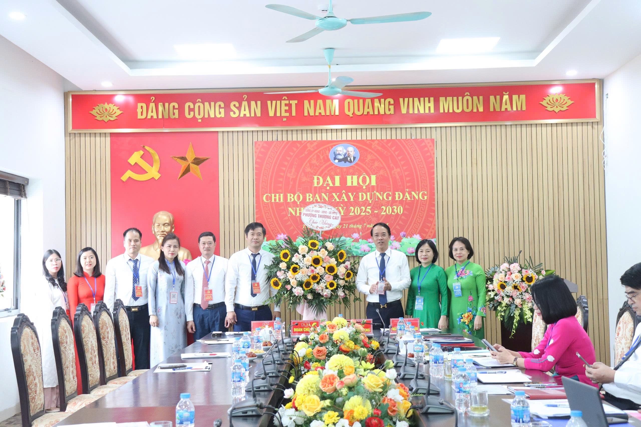 Đồng chí Lưu Ngọc Hà - Bí thư Đảng ủy, Chủ tịch HĐND; đồng chí Nguyễn Thị Thủy - Phó Bí thư Thường trực Đảng ủy phường tặng hoa chúc mừng Đại hội