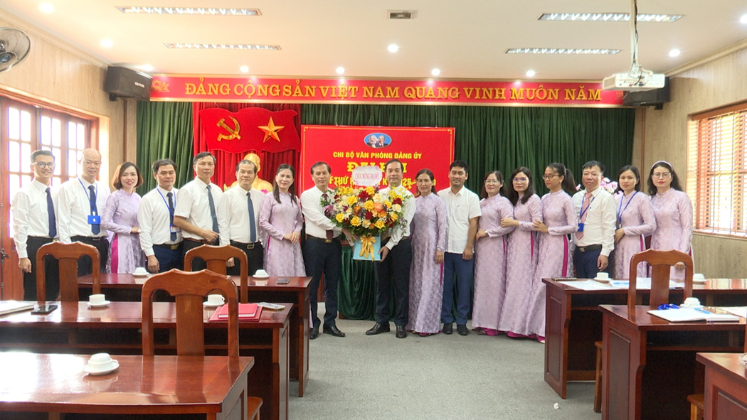 Thường trực Đảng ủy xã chúc mừng Đại hội Chi bộ Văn phòng Đảng ủy