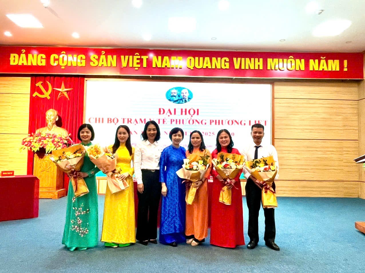 Các đồng chí đại diện lãnh đạo Ban XDĐ, UBND phường tặng hoa chúc mừng cấp ủy Chi bộ.