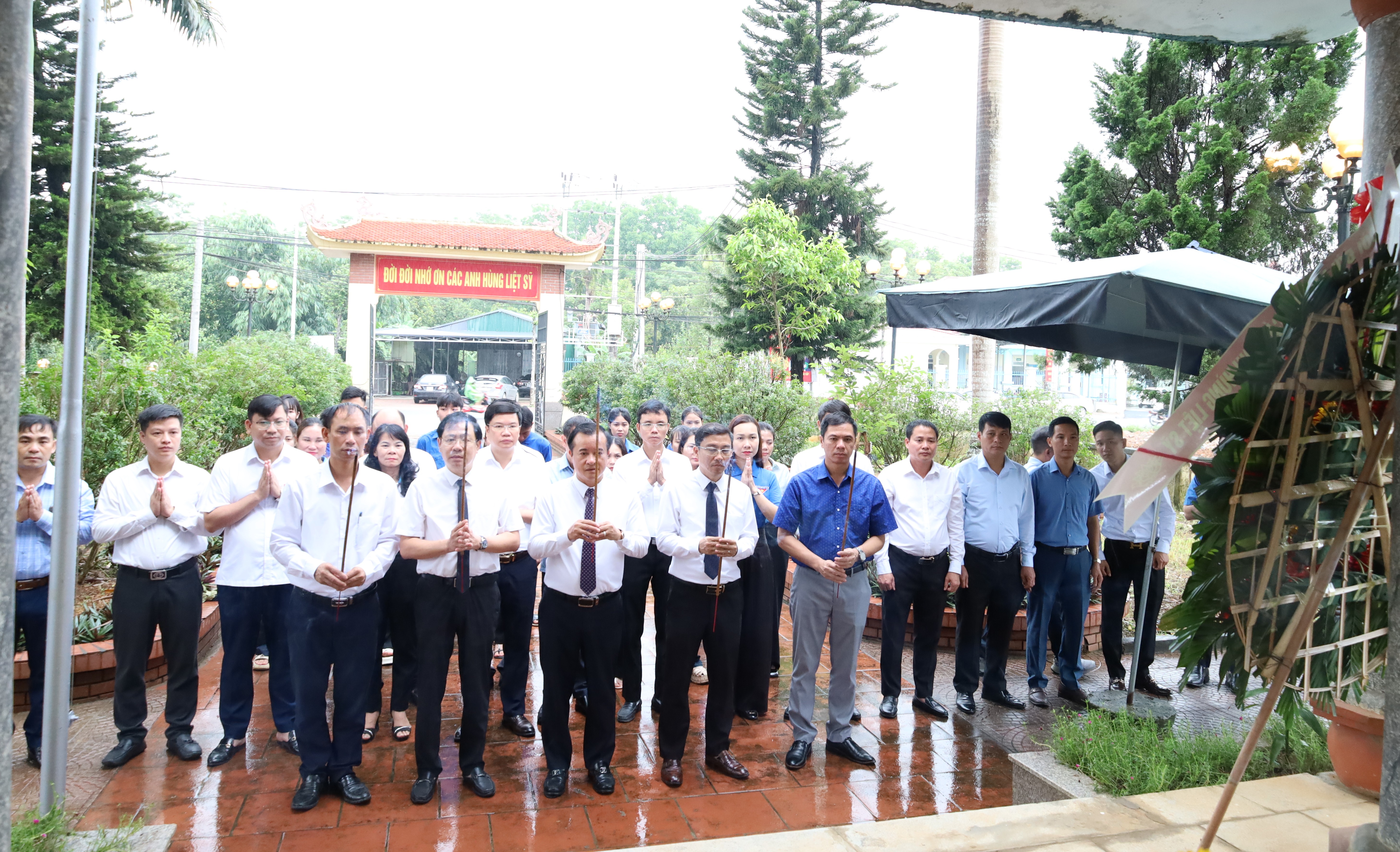 Các đồng chí lãnh đạo Đảng ủy, HDDND, UBND, Ủy ban MTTQ xã Suối Hai dâng hương tưởng niệm các anh hùng liệt sỹ lại Đài tưởng niệm các anh hùng liệt sỹ thôn 5 - xã Suối Hai