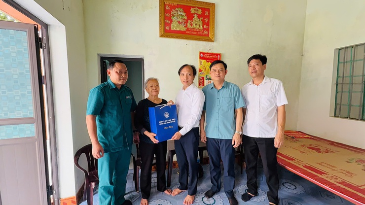 Chủ tịch UBND xã Nguyễn Ngọc Điệp thăm, tặng quà gia đình chính sách