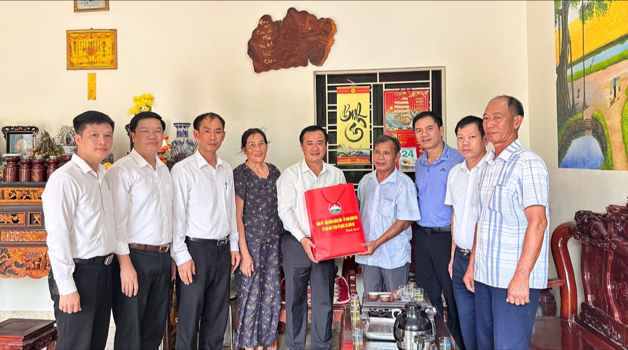 Đồng chí Đỗ Mạnh Hưng - Bí thư Đảng uỷ - Chủ tịch HĐND xã cùng đoàn công tác thăm, tặng quà gia đình ông Phan Quốc Toán - thôn Hiệu Lực xã Suối Hai