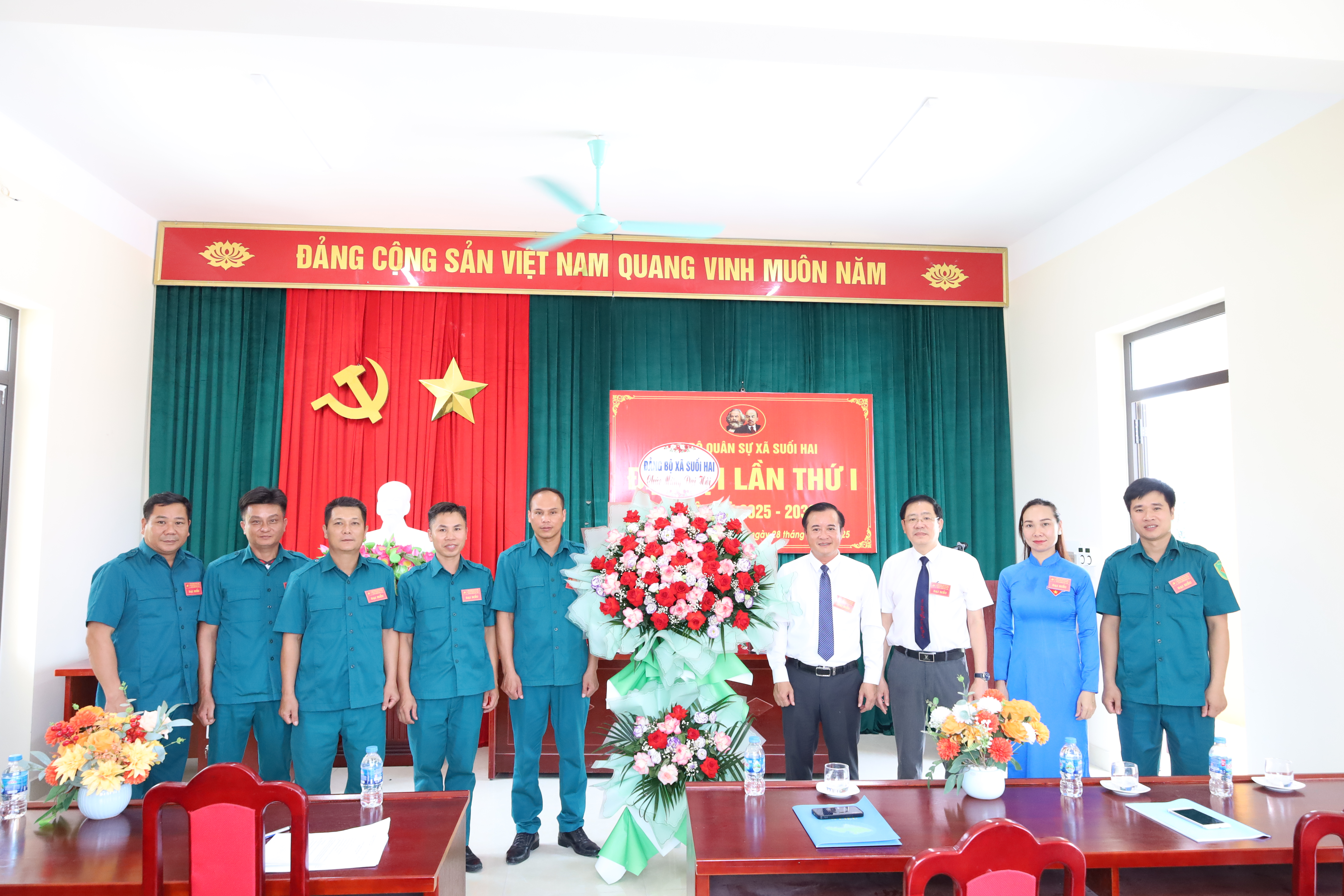 Đồng chí Đỗ Mạnh Hưng – Bí thư Đảng ủy, Chủ tịch HĐND xã; đồng chí Nguyễn Ngọc Mạnh – Phó Bí thư Đảng ủy, Chủ tịch UBND xã, tặng hoa chúc mừng Đại hội