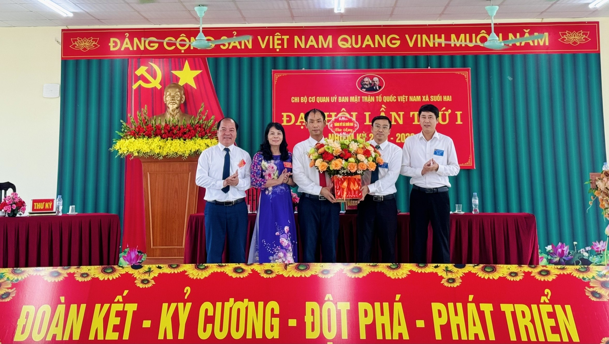 Các đồng chí lãnh đạo xã tặng hoa chúc mừng Đại hội
