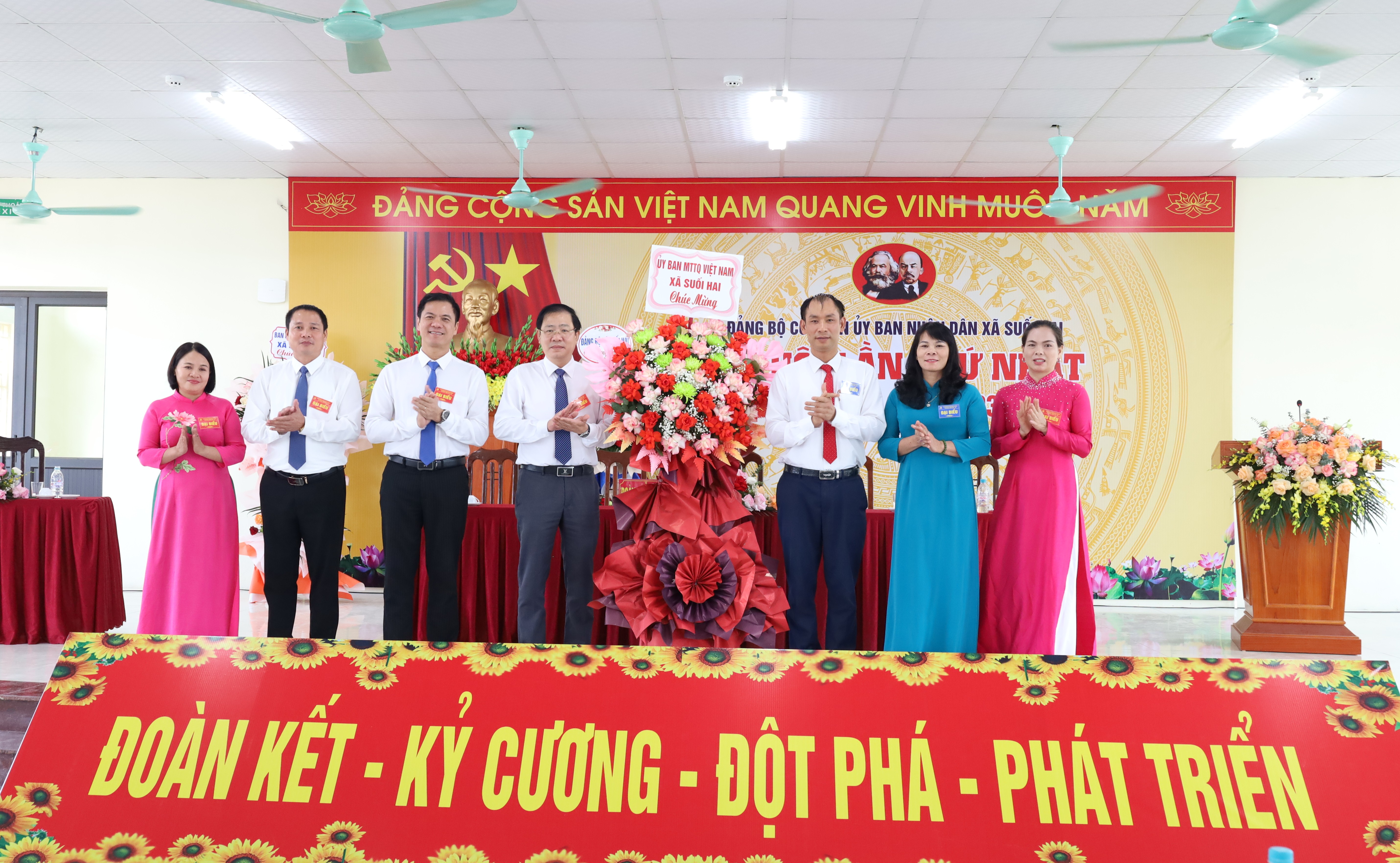 Các đồng chí lãnh đạo Đảng ủy, HĐND, Ủy ban MTTQ xã Suối Hai tặng hoa chúc mừng Đại hội